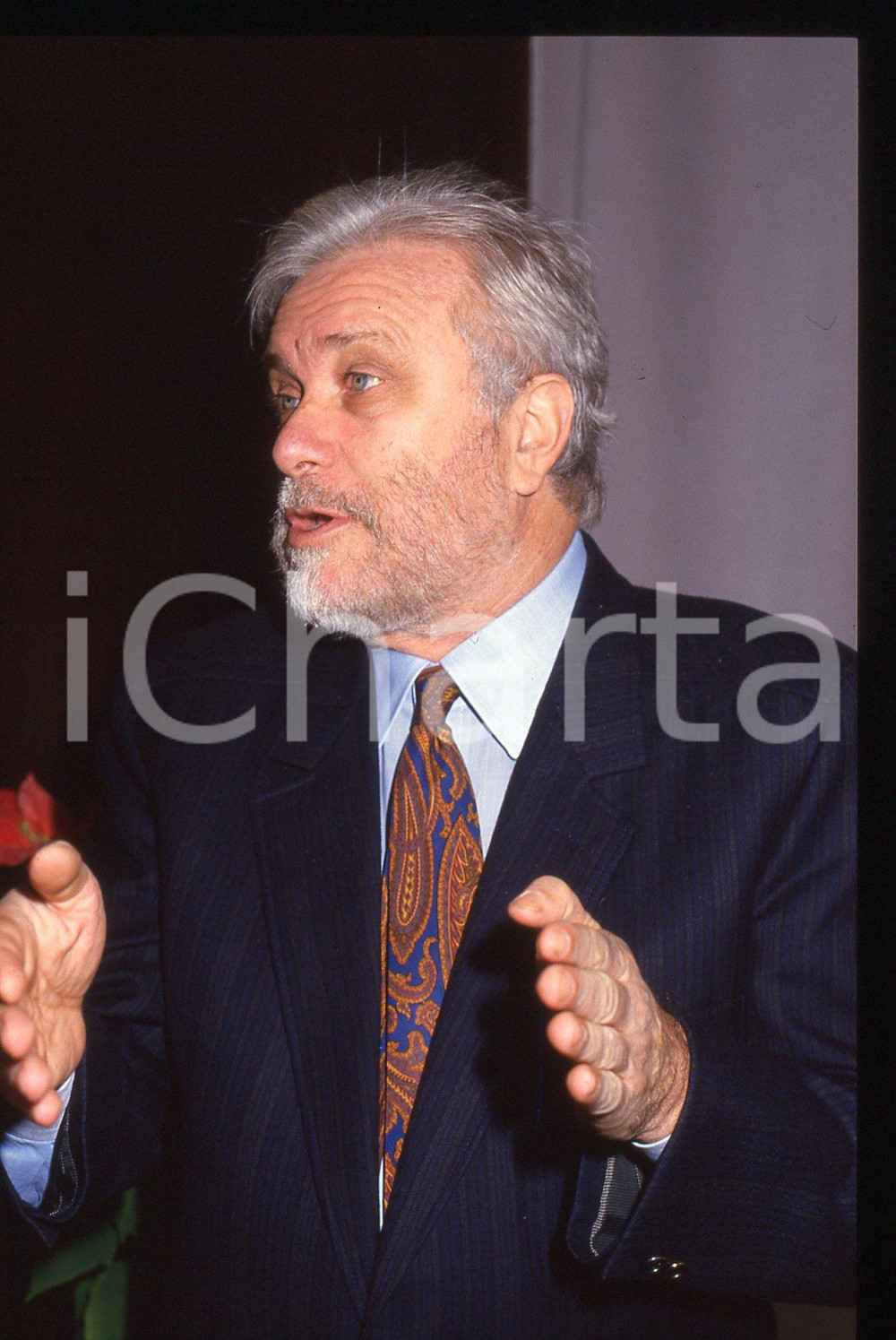 Luciano DE CRESCENZO - COSTUME - 1995 ca 35 mm vintage slide 138 Diapositiva d'epoca, in formato 35 mm.CONDIZIONI: GOODE' severamente vietata la riproduzione. Tutti i diritti sono riservati. ICharta mette in vendita, sul negozio eBay e in esclusiva sul sito "icharta" il proprio archivio composto da numerose diapositive e negativi fotografici d'epoca, tutti originali e autentici, che attraversano la storia del costume italiano tra gli la fine degli anni Sessanta e Novanta.Si tratta di uno sguardo inedito sull'attualità, la politica, la vita quotidiana, il gossip e la cultura, che fotografa il cambiamento della nazione in quest'ultimo scorcio del XX secolo. Un'occasione unica per il mercato del collezionismo, che vede finalmente disponibile un archivio eccezionale per vastità, tematiche e condizioni, in un settore (il negativo fotografico e la diapositiva) di assoluta novità e dalle interessanti prospettive di investimento.  GOOD/buono   originale e autentica 1