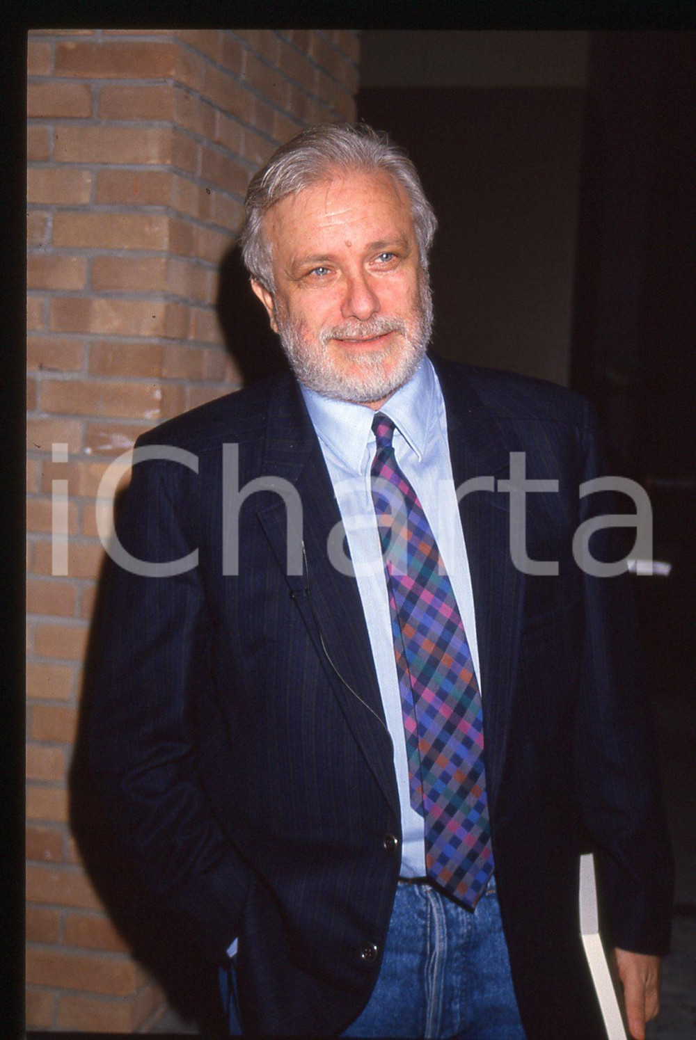 Luciano DE CRESCENZO - COSTUME - 1995 ca 35 mm vintage slide 139 Diapositiva d'epoca, in formato 35 mm.CONDIZIONI: GOODE' severamente vietata la riproduzione. Tutti i diritti sono riservati. ICharta mette in vendita, sul negozio eBay e in esclusiva sul sito "icharta" il proprio archivio composto da numerose diapositive e negativi fotografici d'epoca, tutti originali e autentici, che attraversano la storia del costume italiano tra gli la fine degli anni Sessanta e Novanta.Si tratta di uno sguardo inedito sull'attualità, la politica, la vita quotidiana, il gossip e la cultura, che fotografa il cambiamento della nazione in quest'ultimo scorcio del XX secolo. Un'occasione unica per il mercato del collezionismo, che vede finalmente disponibile un archivio eccezionale per vastità, tematiche e condizioni, in un settore (il negativo fotografico e la diapositiva) di assoluta novità e dalle interessanti prospettive di investimento.  GOOD/buono   originale e autentica 1