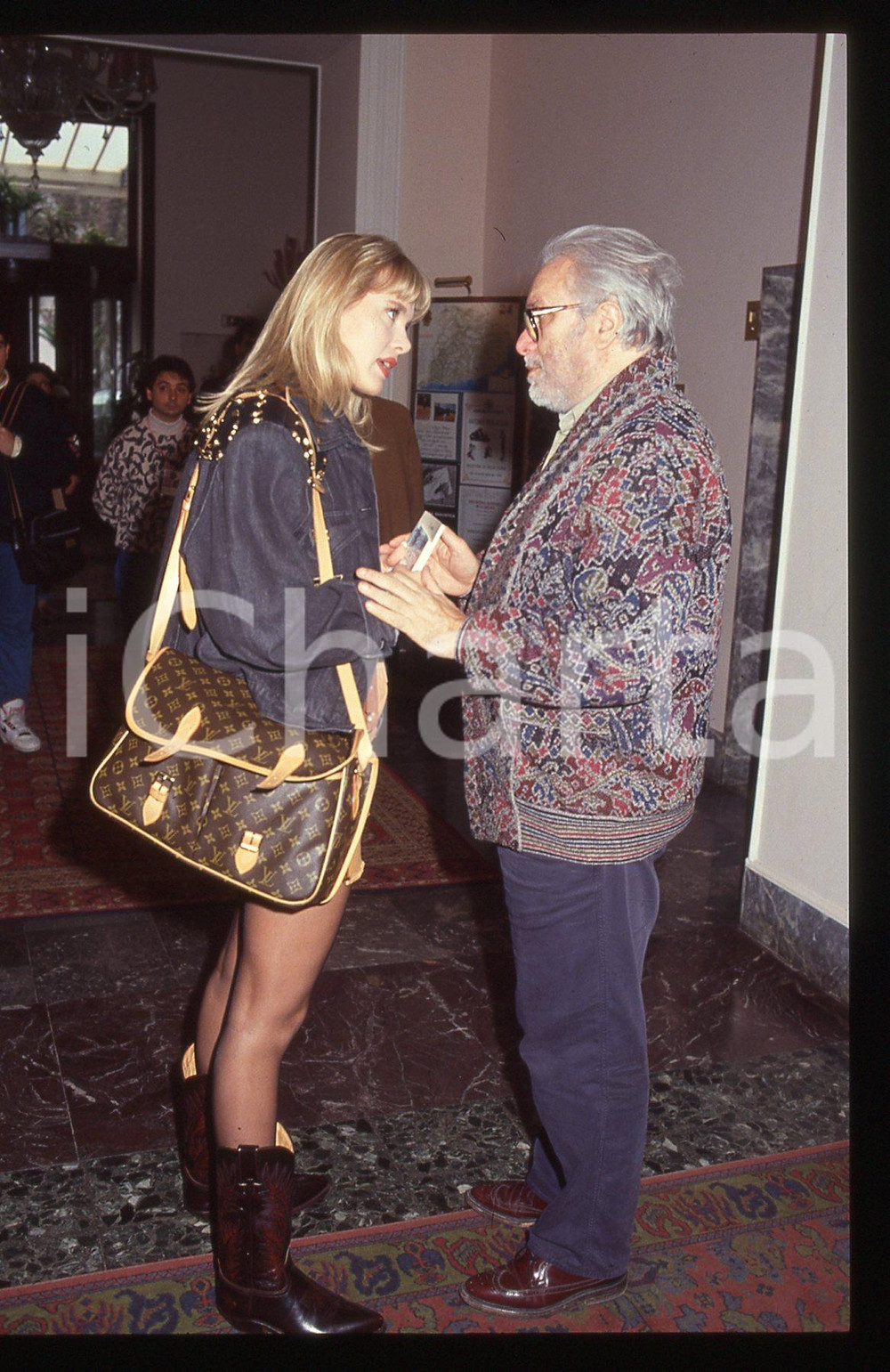 Luciano DE CRESCENZO - COSTUME - 1995 ca 35 mm vintage slide 140 Diapositiva d'epoca, in formato 35 mm.CONDIZIONI: GOODE' severamente vietata la riproduzione. Tutti i diritti sono riservati.ICharta mette in vendita, sul negozio eBay e in esclusiva sul sito "icharta" il proprio archivio composto da numerose diapositive e negativi fotografici d'epoca, tutti originali e autentici, che attraversano la storia del costume italiano tra gli la fine degli anni Sessanta e Novanta.Si tratta di uno sguardo inedito sull'attualità, la politica, la vita quotidiana, il gossip e la cultura, che fotografa il cambiamento della nazione in quest'ultimo scorcio del XX secolo. Un'occasione unica per il mercato del collezionismo, che vede finalmente disponibile un archivio eccezionale per vastità, tematiche e condizioni, in un settore (il negativo fotografico e la diapositiva) di assoluta novità e dalle interessanti prospettive di investimento.  GOOD/buono   originale e autentica 1