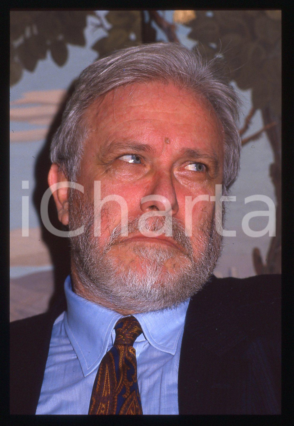 Luciano DE CRESCENZO - COSTUME - 1995 ca 35 mm vintage slide 144 Diapositiva d'epoca, in formato 35 mm.CONDIZIONI: GOODE' severamente vietata la riproduzione. Tutti i diritti sono riservati.ICharta mette in vendita, sul negozio eBay e in esclusiva sul sito "icharta" il proprio archivio composto da numerose diapositive e negativi fotografici d'epoca, tutti originali e autentici, che attraversano la storia del costume italiano tra gli la fine degli anni Sessanta e Novanta.Si tratta di uno sguardo inedito sull'attualità, la politica, la vita quotidiana, il gossip e la cultura, che fotografa il cambiamento della nazione in quest'ultimo scorcio del XX secolo. Un'occasione unica per il mercato del collezionismo, che vede finalmente disponibile un archivio eccezionale per vastità, tematiche e condizioni, in un settore (il negativo fotografico e la diapositiva) di assoluta novità e dalle interessanti prospettive di investimento.  GOOD/buono   originale e autentica 1