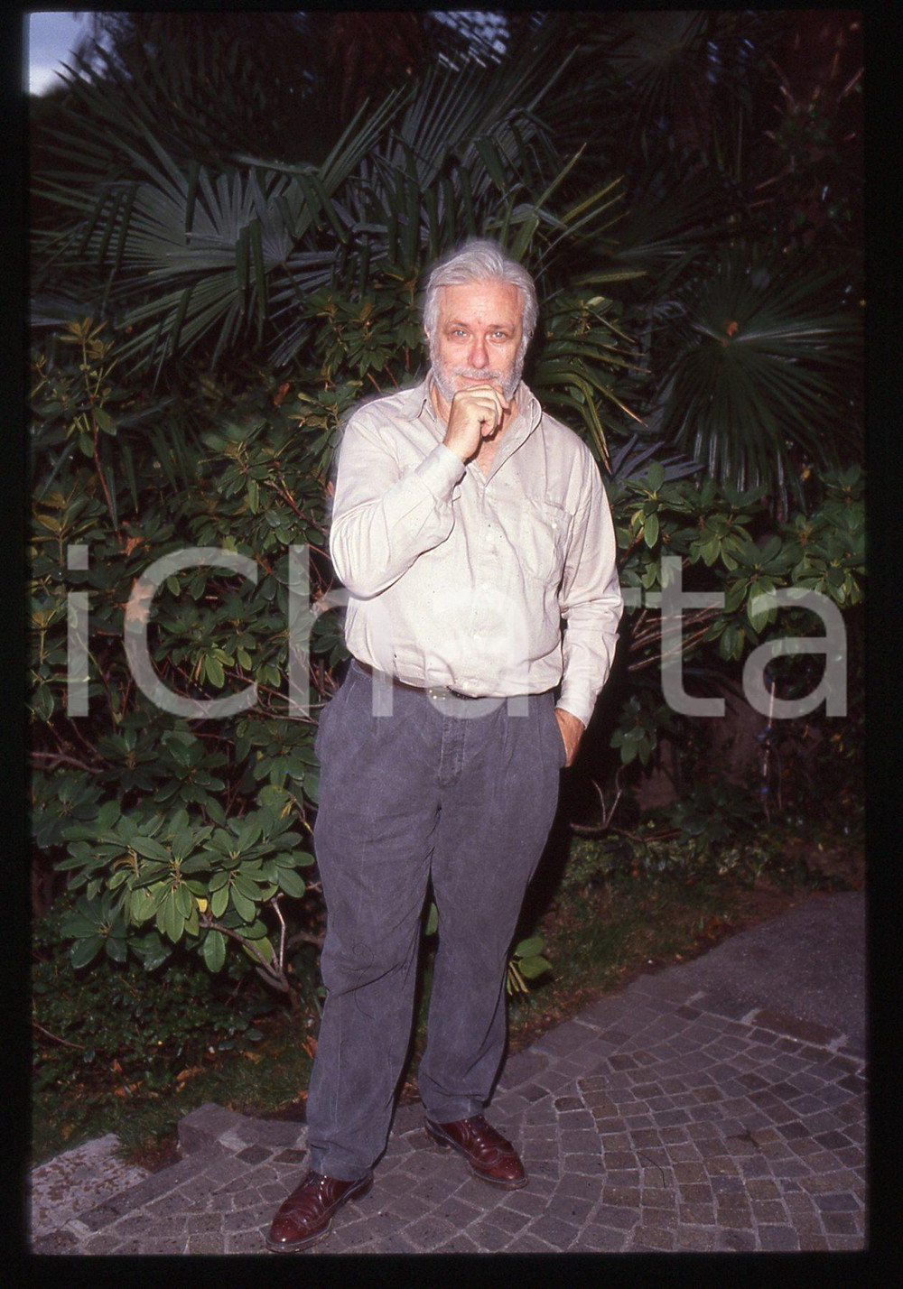 Luciano DE CRESCENZO - FESTIVAL CINEMA VENEZIA - 1990 ca 35 mm vintage slide 74 Diapositiva d'epoca, in formato 35 mm.CONDIZIONI: GOODE' severamente vietata la riproduzione. Tutti i diritti sono riservati.ICharta mette in vendita, sul negozio eBay e in esclusiva sul sito "icharta" il proprio archivio composto da numerose diapositive e negativi fotografici d'epoca, tutti originali e autentici, che attraversano la storia del costume italiano tra gli la fine degli anni Sessanta e Novanta.Si tratta di uno sguardo inedito sull'attualità, la politica, la vita quotidiana, il gossip e la cultura, che fotografa il cambiamento della nazione in quest'ultimo scorcio del XX secolo. Un'occasione unica per il mercato del collezionismo, che vede finalmente disponibile un archivio eccezionale per vastità, tematiche e condizioni, in un settore (il negativo fotografico e la diapositiva) di assoluta novità e dalle interessanti prospettive di investimento.  GOOD/buono   originale e autentica 1