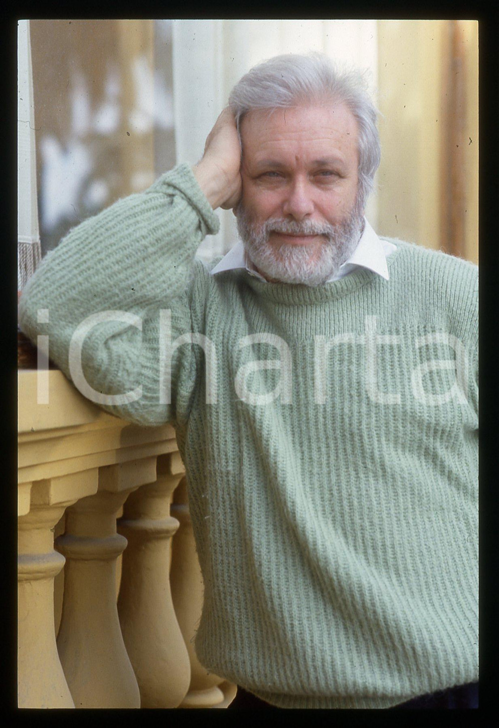Luciano DE CRESCENZO - FESTIVAL CINEMA VENEZIA - 1990 ca 35 mm vintage slide 75 Diapositiva d'epoca, in formato 35 mm.CONDIZIONI: GOODE' severamente vietata la riproduzione. Tutti i diritti sono riservati. ICharta mette in vendita, sul negozio eBay e in esclusiva sul sito "icharta" il proprio archivio composto da numerose diapositive e negativi fotografici d'epoca, tutti originali e autentici, che attraversano la storia del costume italiano tra gli la fine degli anni Sessanta e Novanta.Si tratta di uno sguardo inedito sull'attualità, la politica, la vita quotidiana, il gossip e la cultura, che fotografa il cambiamento della nazione in quest'ultimo scorcio del XX secolo. Un'occasione unica per il mercato del collezionismo, che vede finalmente disponibile un archivio eccezionale per vastità, tematiche e condizioni, in un settore (il negativo fotografico e la diapositiva) di assoluta novità e dalle interessanti prospettive di investimento.  GOOD/buono   originale e autentica 1