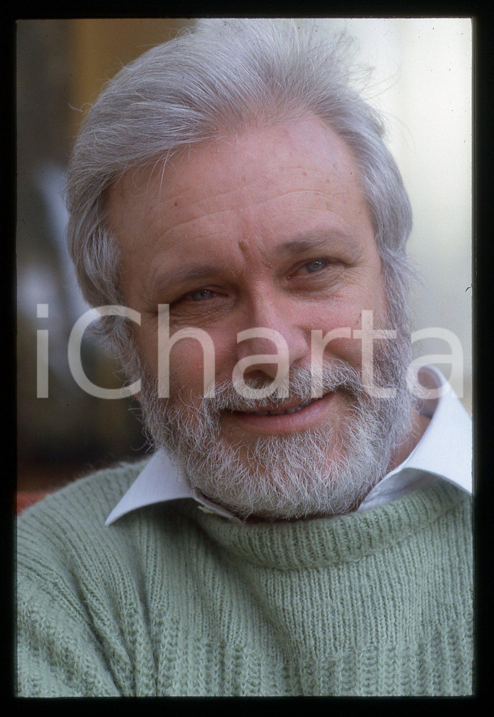 Luciano DE CRESCENZO - FESTIVAL CINEMA VENEZIA - 1990 ca 35 mm vintage slide 76 Diapositiva d'epoca, in formato 35 mm.CONDIZIONI: GOODE' severamente vietata la riproduzione. Tutti i diritti sono riservati.ICharta mette in vendita, sul negozio eBay e in esclusiva sul sito "icharta" il proprio archivio composto da numerose diapositive e negativi fotografici d'epoca, tutti originali e autentici, che attraversano la storia del costume italiano tra gli la fine degli anni Sessanta e Novanta.Si tratta di uno sguardo inedito sull'attualità, la politica, la vita quotidiana, il gossip e la cultura, che fotografa il cambiamento della nazione in quest'ultimo scorcio del XX secolo. Un'occasione unica per il mercato del collezionismo, che vede finalmente disponibile un archivio eccezionale per vastità, tematiche e condizioni, in un settore (il negativo fotografico e la diapositiva) di assoluta novità e dalle interessanti prospettive di investimento.  GOOD/buono   originale e autentica 1