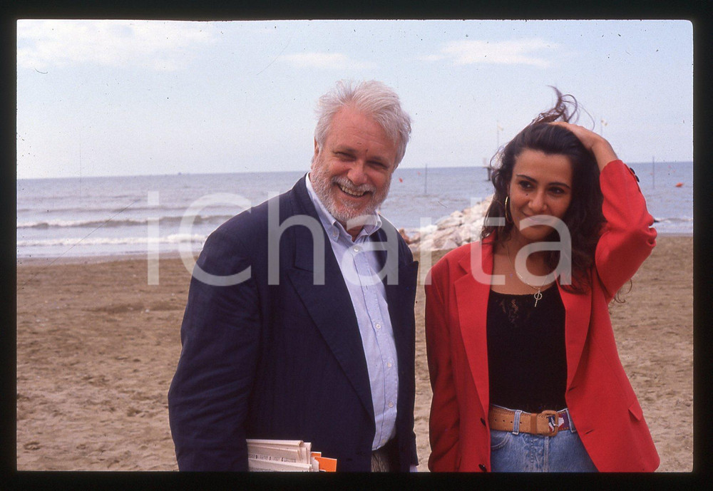 Luciano DE CRESCENZO - FESTIVAL CINEMA VENEZIA - 1990 ca 35 mm vintage slide 77 Diapositiva d'epoca, in formato 35 mm.CONDIZIONI: GOODE' severamente vietata la riproduzione. Tutti i diritti sono riservati.ICharta mette in vendita, sul negozio eBay e in esclusiva sul sito "icharta" il proprio archivio composto da numerose diapositive e negativi fotografici d'epoca, tutti originali e autentici, che attraversano la storia del costume italiano tra gli la fine degli anni Sessanta e Novanta.Si tratta di uno sguardo inedito sull'attualità, la politica, la vita quotidiana, il gossip e la cultura, che fotografa il cambiamento della nazione in quest'ultimo scorcio del XX secolo. Un'occasione unica per il mercato del collezionismo, che vede finalmente disponibile un archivio eccezionale per vastità, tematiche e condizioni, in un settore (il negativo fotografico e la diapositiva) di assoluta novità e dalle interessanti prospettive di investimento.  GOOD/buono   originale e autentica 1