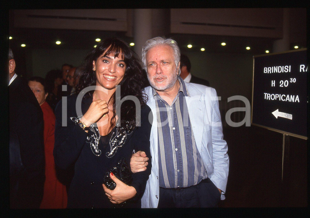 Luciano DE CRESCENZO e Alessandra MONTI - VENEZIA 1990 ca 35 mm vintage slide 25 Diapositiva d'epoca, in formato 35 mm.CONDIZIONI: GOODE' severamente vietata la riproduzione. Tutti i diritti sono riservati. ICharta mette in vendita, sul negozio eBay e in esclusiva sul sito "icharta" il proprio archivio composto da numerose diapositive e negativi fotografici d'epoca, tutti originali e autentici, che attraversano la storia del costume italiano tra gli la fine degli anni Sessanta e Novanta.Si tratta di uno sguardo inedito sull'attualità, la politica, la vita quotidiana, il gossip e la cultura, che fotografa il cambiamento della nazione in quest'ultimo scorcio del XX secolo. Un'occasione unica per il mercato del collezionismo, che vede finalmente disponibile un archivio eccezionale per vastità, tematiche e condizioni, in un settore (il negativo fotografico e la diapositiva) di assoluta novità e dalle interessanti prospettive di investimento.  GOOD/buono   originale e autentica 1