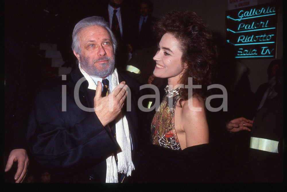 Luciano DE CRESCENZO e Lory DEL SANTO - COSTUME - 1990 ca 35 mm vintage slide 5 Diapositiva d'epoca, in formato 35 mm.CONDIZIONI: GOODE' severamente vietata la riproduzione. Tutti i diritti sono riservati.ICharta mette in vendita, sul negozio eBay e in esclusiva sul sito "icharta" il proprio archivio composto da numerose diapositive e negativi fotografici d'epoca, tutti originali e autentici, che attraversano la storia del costume italiano tra gli la fine degli anni Sessanta e Novanta.Si tratta di uno sguardo inedito sull'attualità, la politica, la vita quotidiana, il gossip e la cultura, che fotografa il cambiamento della nazione in quest'ultimo scorcio del XX secolo. Un'occasione unica per il mercato del collezionismo, che vede finalmente disponibile un archivio eccezionale per vastità, tematiche e condizioni, in un settore (il negativo fotografico e la diapositiva) di assoluta novità e dalle interessanti prospettive di investimento.  GOOD/buono   originale e autentica 1