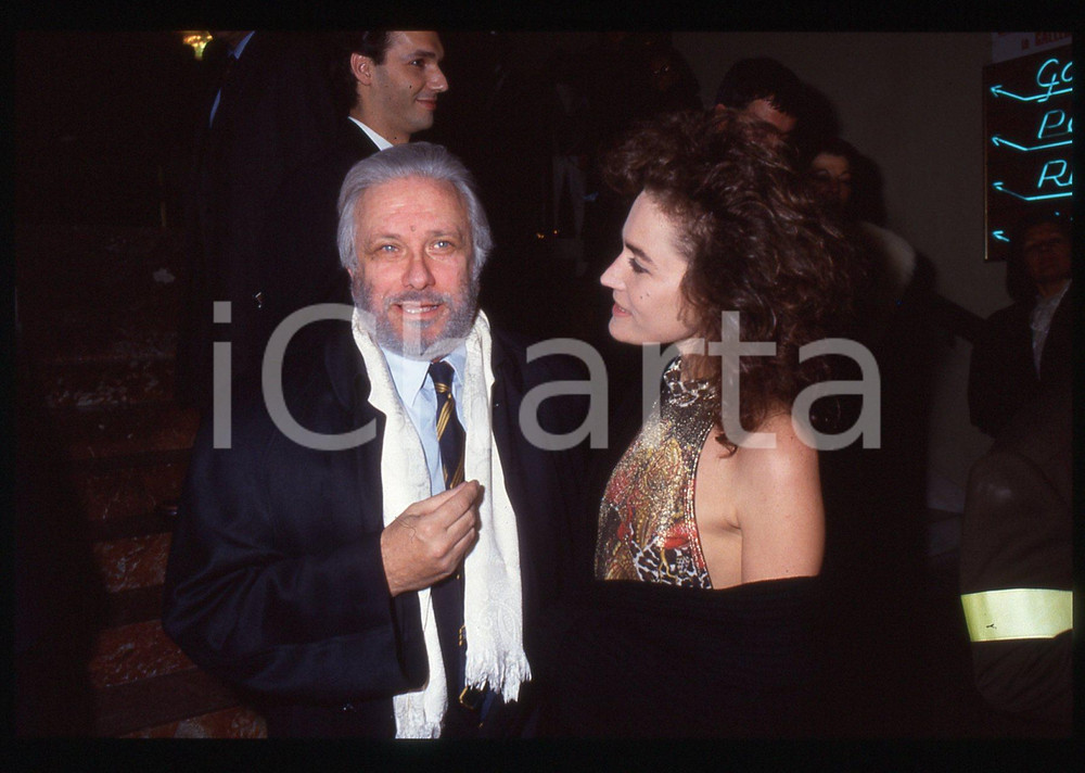Luciano DE CRESCENZO e Lory DEL SANTO - COSTUME - 1990 ca 35 mm vintage slide 6 Diapositiva d'epoca, in formato 35 mm.CONDIZIONI: GOODE' severamente vietata la riproduzione. Tutti i diritti sono riservati. ICharta mette in vendita, sul negozio eBay e in esclusiva sul sito "icharta" il proprio archivio composto da numerose diapositive e negativi fotografici d'epoca, tutti originali e autentici, che attraversano la storia del costume italiano tra gli la fine degli anni Sessanta e Novanta.Si tratta di uno sguardo inedito sull'attualità, la politica, la vita quotidiana, il gossip e la cultura, che fotografa il cambiamento della nazione in quest'ultimo scorcio del XX secolo. Un'occasione unica per il mercato del collezionismo, che vede finalmente disponibile un archivio eccezionale per vastità, tematiche e condizioni, in un settore (il negativo fotografico e la diapositiva) di assoluta novità e dalle interessanti prospettive di investimento.  GOOD/buono   originale e autentica 1