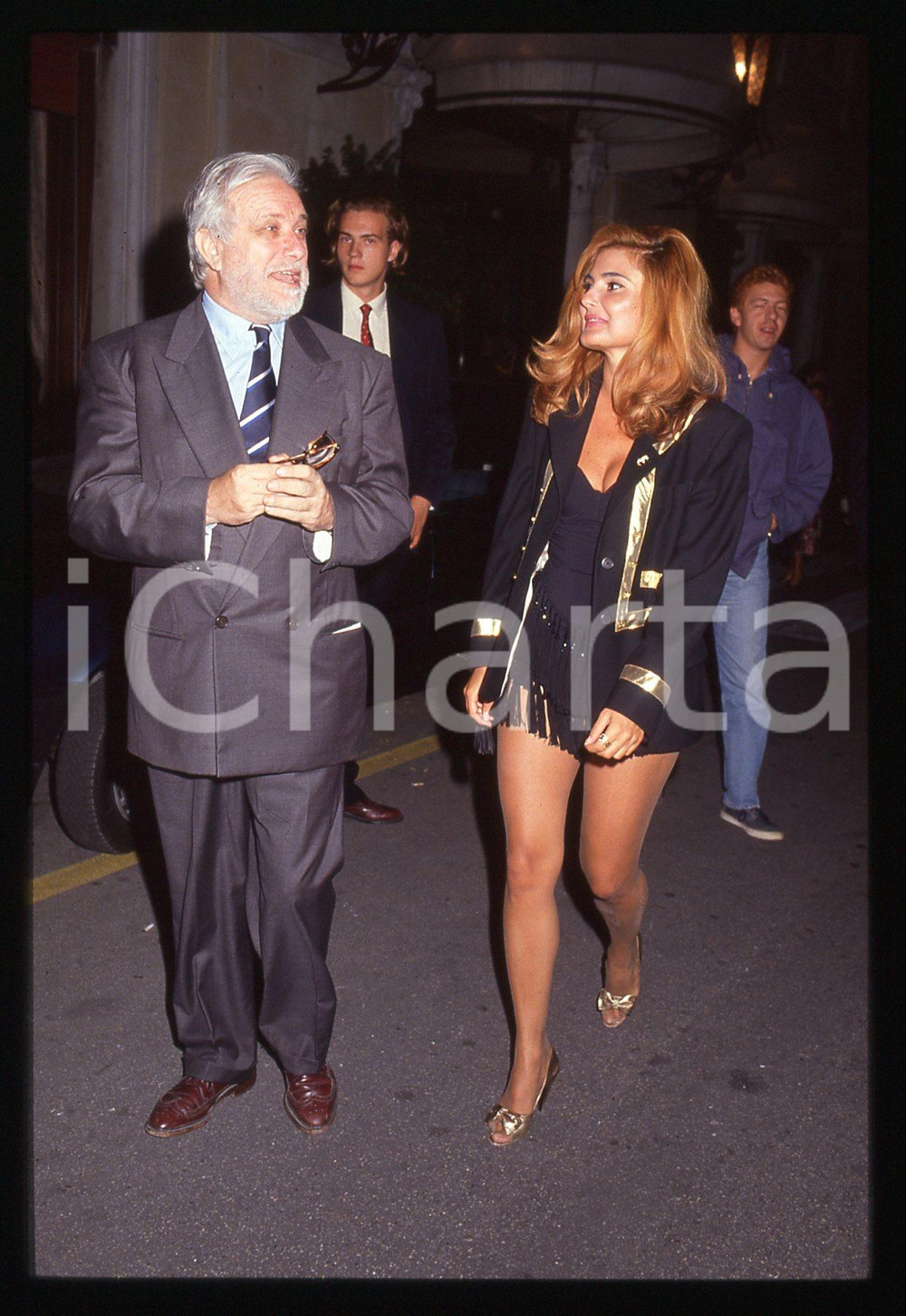Luciano DE CRESCENZO Andrea BELFIORE - COSTUME - 1990 ca 35 mm vintage slide 11 Diapositiva d'epoca, in formato 35 mm.CONDIZIONI: GOODE' severamente vietata la riproduzione. Tutti i diritti sono riservati.ICharta mette in vendita, sul negozio eBay e in esclusiva sul sito "icharta" il proprio archivio composto da numerose diapositive e negativi fotografici d'epoca, tutti originali e autentici, che attraversano la storia del costume italiano tra gli la fine degli anni Sessanta e Novanta.Si tratta di uno sguardo inedito sull'attualità, la politica, la vita quotidiana, il gossip e la cultura, che fotografa il cambiamento della nazione in quest'ultimo scorcio del XX secolo. Un'occasione unica per il mercato del collezionismo, che vede finalmente disponibile un archivio eccezionale per vastità, tematiche e condizioni, in un settore (il negativo fotografico e la diapositiva) di assoluta novità e dalle interessanti prospettive di investimento.  GOOD/buono   originale e autentica 1