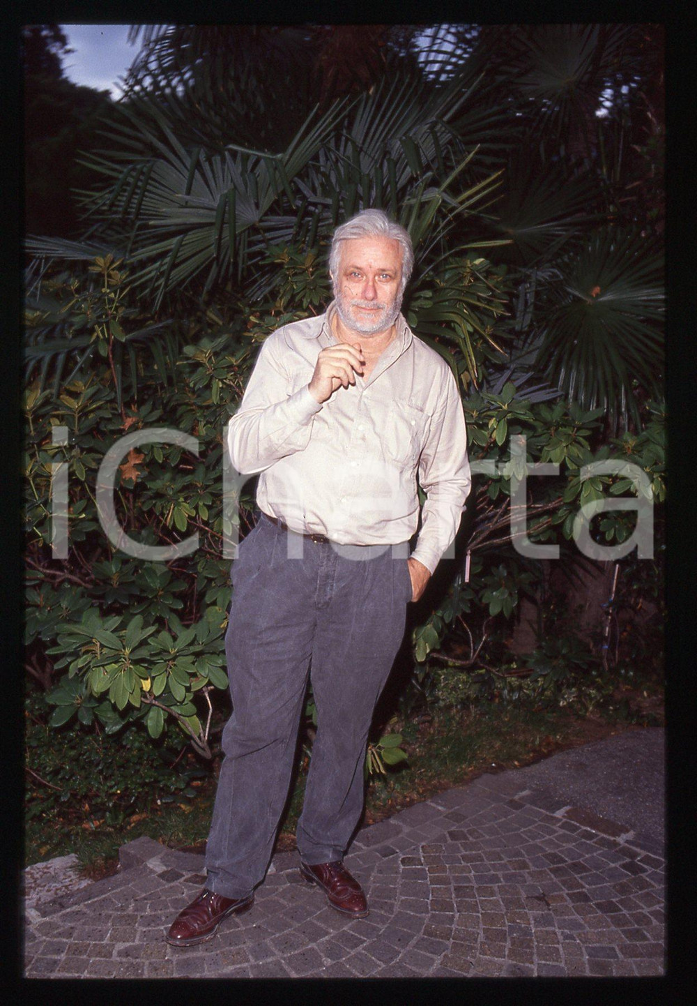 Luciano DE CRESCENZO - FESTIVAL CINEMA VENEZIA - 1990 ca 35 mm vintage slide 79 Diapositiva d'epoca, in formato 35 mm.CONDIZIONI: GOODE' severamente vietata la riproduzione. Tutti i diritti sono riservati.ICharta mette in vendita, sul negozio eBay e in esclusiva sul sito "icharta" il proprio archivio composto da numerose diapositive e negativi fotografici d'epoca, tutti originali e autentici, che attraversano la storia del costume italiano tra gli la fine degli anni Sessanta e Novanta.Si tratta di uno sguardo inedito sull'attualità, la politica, la vita quotidiana, il gossip e la cultura, che fotografa il cambiamento della nazione in quest'ultimo scorcio del XX secolo. Un'occasione unica per il mercato del collezionismo, che vede finalmente disponibile un archivio eccezionale per vastità, tematiche e condizioni, in un settore (il negativo fotografico e la diapositiva) di assoluta novità e dalle interessanti prospettive di investimento.  GOOD/buono   originale e autentica 1