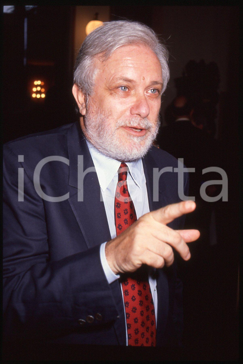 Luciano DE CRESCENZO - COSTUME - 1995 ca 35 mm vintage slide 146 Diapositiva d'epoca, in formato 35 mm.CONDIZIONI: GOODE' severamente vietata la riproduzione. Tutti i diritti sono riservati. ICharta mette in vendita, sul negozio eBay e in esclusiva sul sito "icharta" il proprio archivio composto da numerose diapositive e negativi fotografici d'epoca, tutti originali e autentici, che attraversano la storia del costume italiano tra gli la fine degli anni Sessanta e Novanta.Si tratta di uno sguardo inedito sull'attualità, la politica, la vita quotidiana, il gossip e la cultura, che fotografa il cambiamento della nazione in quest'ultimo scorcio del XX secolo. Un'occasione unica per il mercato del collezionismo, che vede finalmente disponibile un archivio eccezionale per vastità, tematiche e condizioni, in un settore (il negativo fotografico e la diapositiva) di assoluta novità e dalle interessanti prospettive di investimento.  GOOD/buono   originale e autentica 1