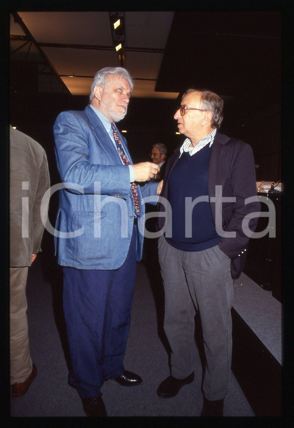 Luciano DE CRESCENZO Beniamino PLACIDO - 1995 ca 35 mm vintage slide 147 Diapositiva d'epoca, in formato 35 mm.CONDIZIONI: GOODE' severamente vietata la riproduzione. Tutti i diritti sono riservati.ICharta mette in vendita, sul negozio eBay e in esclusiva sul sito "icharta" il proprio archivio composto da numerose diapositive e negativi fotografici d'epoca, tutti originali e autentici, che attraversano la storia del costume italiano tra gli la fine degli anni Sessanta e Novanta.Si tratta di uno sguardo inedito sull'attualità, la politica, la vita quotidiana, il gossip e la cultura, che fotografa il cambiamento della nazione in quest'ultimo scorcio del XX secolo. Un'occasione unica per il mercato del collezionismo, che vede finalmente disponibile un archivio eccezionale per vastità, tematiche e condizioni, in un settore (il negativo fotografico e la diapositiva) di assoluta novità e dalle interessanti prospettive di investimento.  GOOD/buono   originale e autentica 1