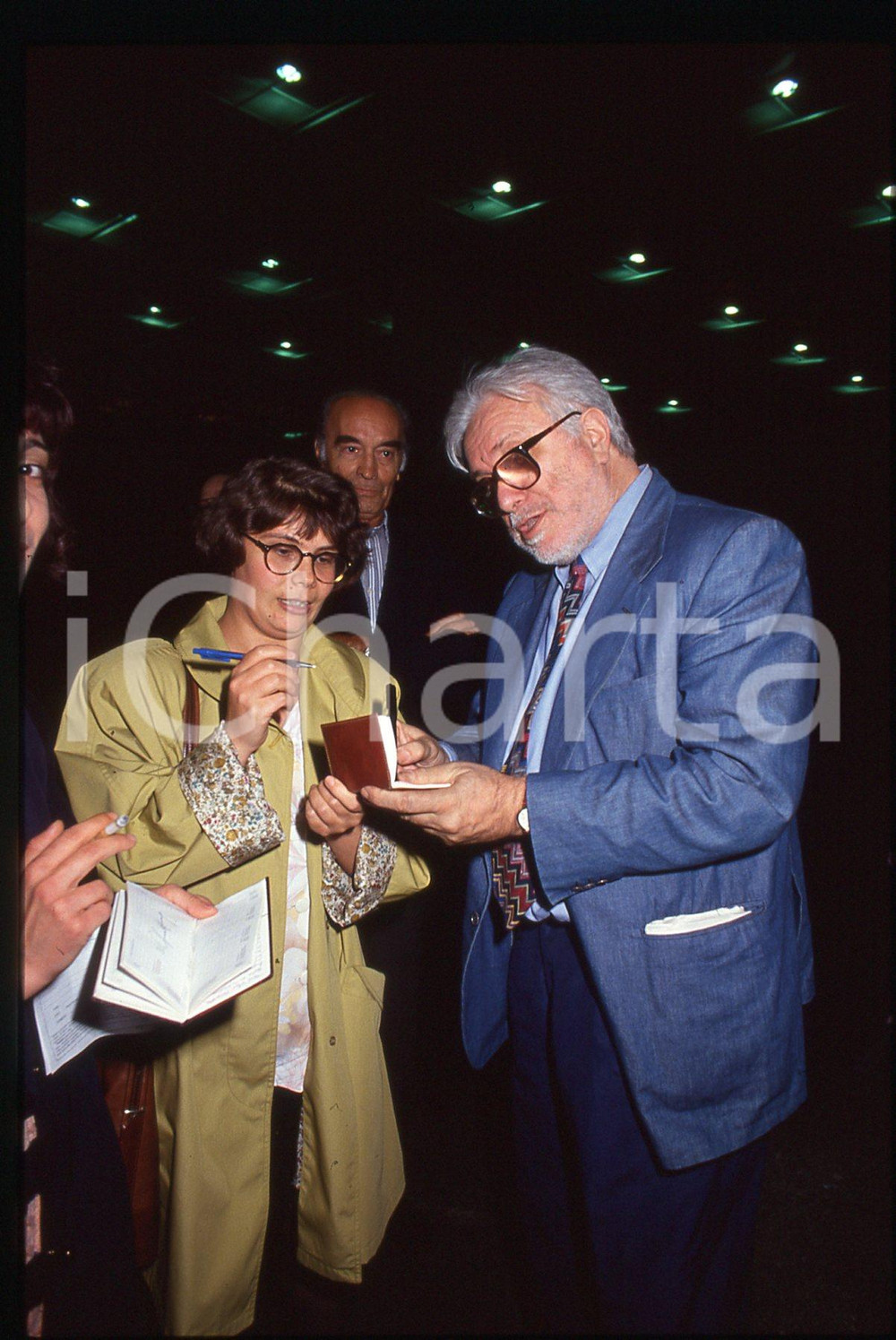 Luciano DE CRESCENZO - COSTUME - 1995 ca 35 mm vintage slide 148 Diapositiva d'epoca, in formato 35 mm.CONDIZIONI: GOODE' severamente vietata la riproduzione. Tutti i diritti sono riservati.ICharta mette in vendita, sul negozio eBay e in esclusiva sul sito "icharta" il proprio archivio composto da numerose diapositive e negativi fotografici d'epoca, tutti originali e autentici, che attraversano la storia del costume italiano tra gli la fine degli anni Sessanta e Novanta.Si tratta di uno sguardo inedito sull'attualità, la politica, la vita quotidiana, il gossip e la cultura, che fotografa il cambiamento della nazione in quest'ultimo scorcio del XX secolo. Un'occasione unica per il mercato del collezionismo, che vede finalmente disponibile un archivio eccezionale per vastità, tematiche e condizioni, in un settore (il negativo fotografico e la diapositiva) di assoluta novità e dalle interessanti prospettive di investimento.  GOOD/buono   originale e autentica 1