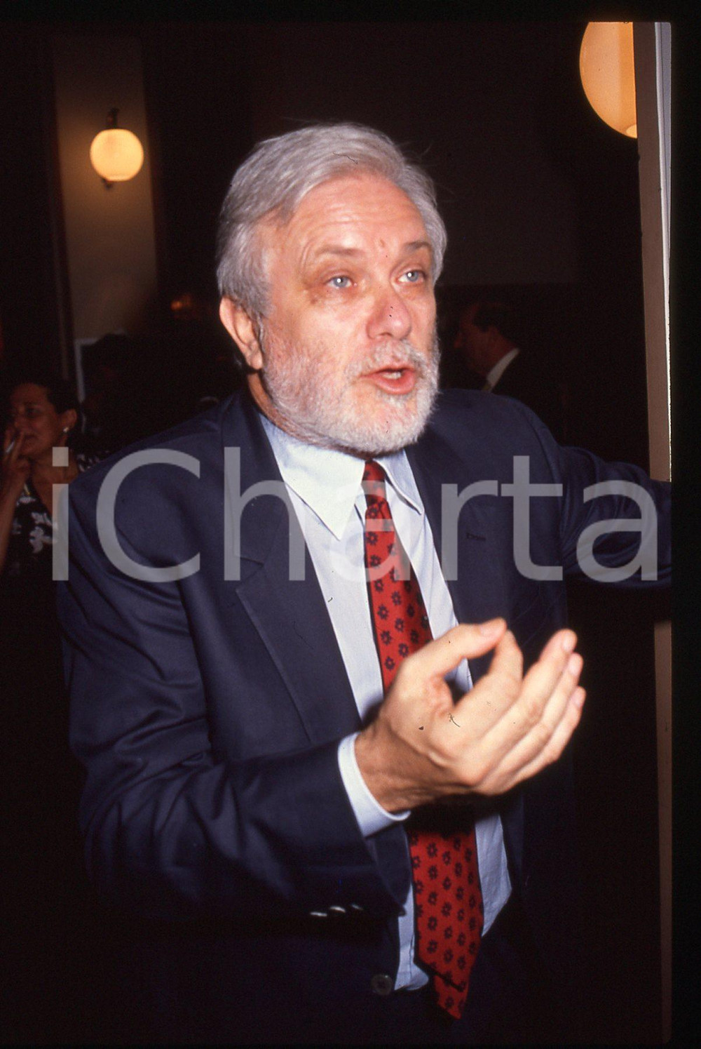 Luciano DE CRESCENZO - COSTUME - 1995 ca 35 mm vintage slide 149 Diapositiva d'epoca, in formato 35 mm.CONDIZIONI: GOODE' severamente vietata la riproduzione. Tutti i diritti sono riservati.ICharta mette in vendita, sul negozio eBay e in esclusiva sul sito "icharta" il proprio archivio composto da numerose diapositive e negativi fotografici d'epoca, tutti originali e autentici, che attraversano la storia del costume italiano tra gli la fine degli anni Sessanta e Novanta.Si tratta di uno sguardo inedito sull'attualità, la politica, la vita quotidiana, il gossip e la cultura, che fotografa il cambiamento della nazione in quest'ultimo scorcio del XX secolo. Un'occasione unica per il mercato del collezionismo, che vede finalmente disponibile un archivio eccezionale per vastità, tematiche e condizioni, in un settore (il negativo fotografico e la diapositiva) di assoluta novità e dalle interessanti prospettive di investimento.  GOOD/buono   originale e autentica 1