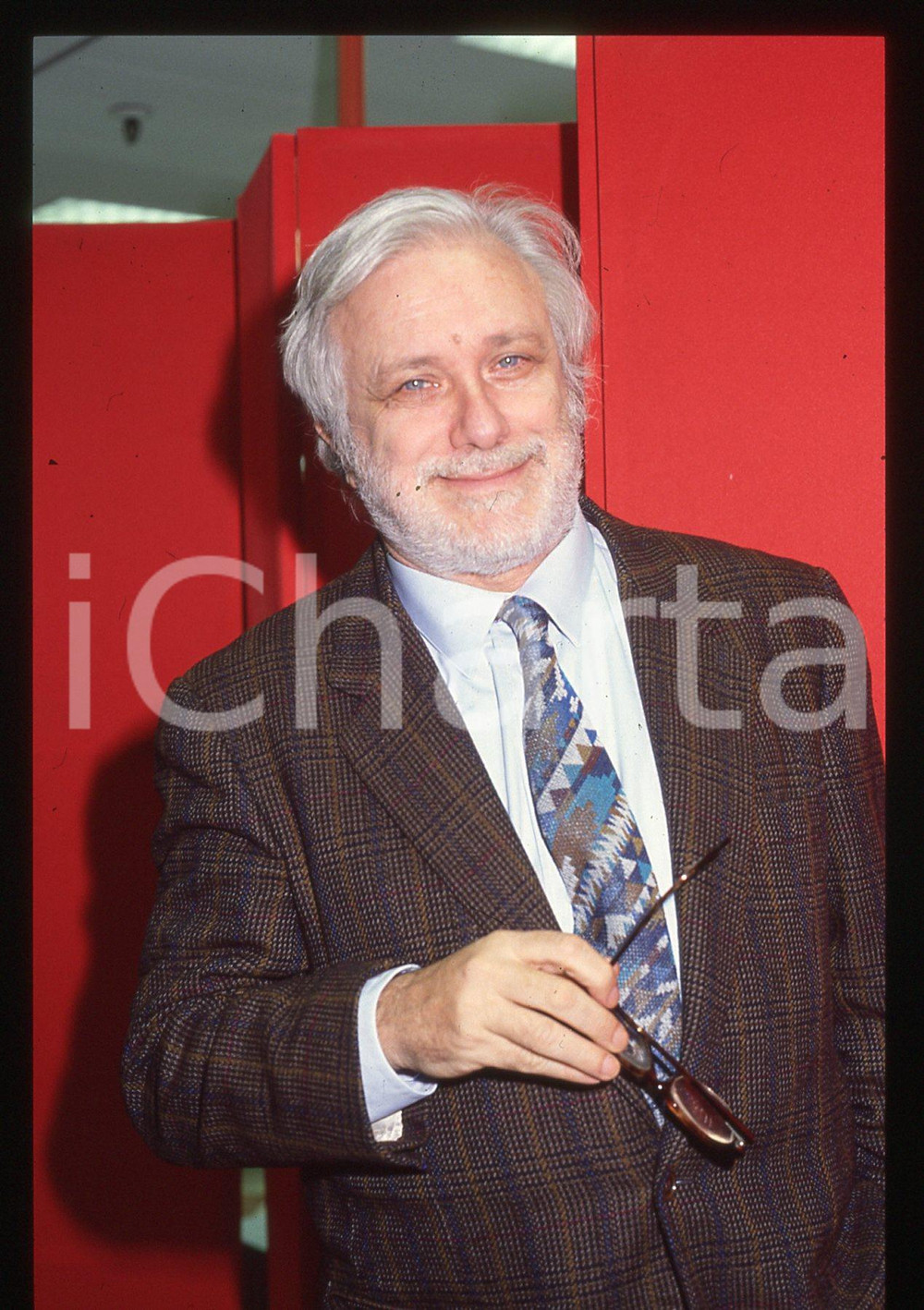 Luciano DE CRESCENZO - COSTUME - 1995 ca 35 mm vintage slide 150 Diapositiva d'epoca, in formato 35 mm.CONDIZIONI: GOODE' severamente vietata la riproduzione. Tutti i diritti sono riservati.ICharta mette in vendita, sul negozio eBay e in esclusiva sul sito "icharta" il proprio archivio composto da numerose diapositive e negativi fotografici d'epoca, tutti originali e autentici, che attraversano la storia del costume italiano tra gli la fine degli anni Sessanta e Novanta.Si tratta di uno sguardo inedito sull'attualità, la politica, la vita quotidiana, il gossip e la cultura, che fotografa il cambiamento della nazione in quest'ultimo scorcio del XX secolo. Un'occasione unica per il mercato del collezionismo, che vede finalmente disponibile un archivio eccezionale per vastità, tematiche e condizioni, in un settore (il negativo fotografico e la diapositiva) di assoluta novità e dalle interessanti prospettive di investimento.  GOOD/buono   originale e autentica 1