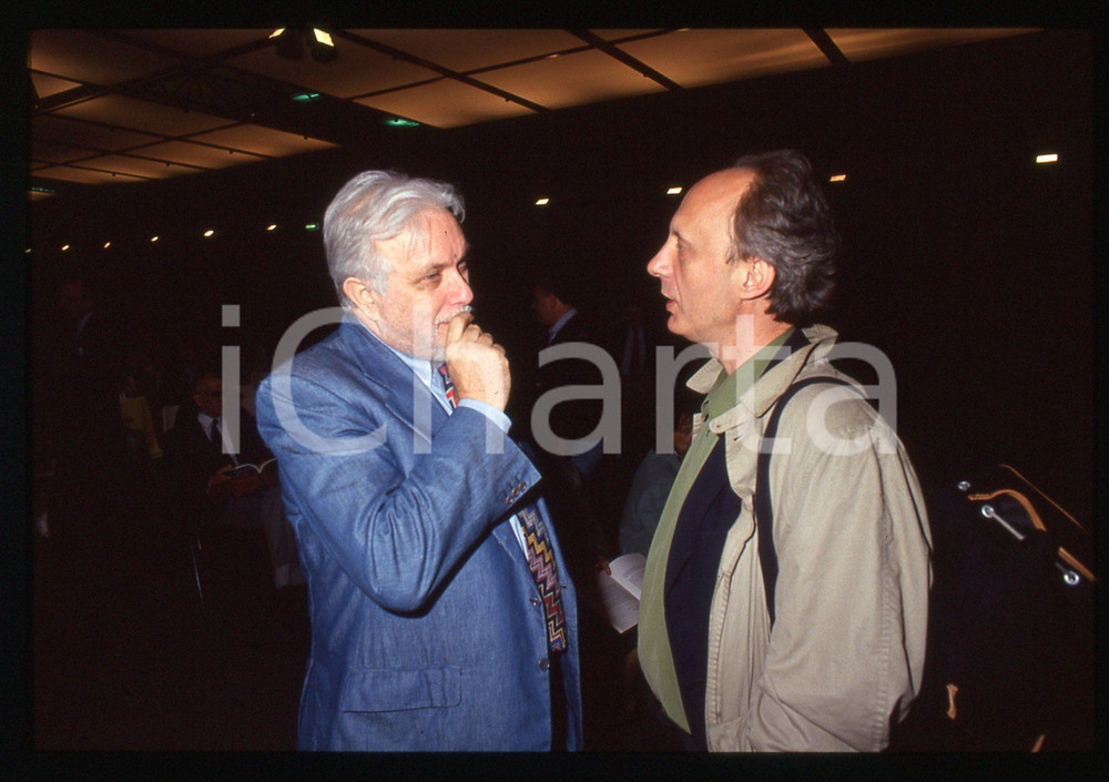 Luciano DE CRESCENZO - COSTUME - 1995 ca 35 mm vintage slide 151 Diapositiva d'epoca, in formato 35 mm.CONDIZIONI: GOODE' severamente vietata la riproduzione. Tutti i diritti sono riservati.ICharta mette in vendita, sul negozio eBay e in esclusiva sul sito "icharta" il proprio archivio composto da numerose diapositive e negativi fotografici d'epoca, tutti originali e autentici, che attraversano la storia del costume italiano tra gli la fine degli anni Sessanta e Novanta.Si tratta di uno sguardo inedito sull'attualità, la politica, la vita quotidiana, il gossip e la cultura, che fotografa il cambiamento della nazione in quest'ultimo scorcio del XX secolo. Un'occasione unica per il mercato del collezionismo, che vede finalmente disponibile un archivio eccezionale per vastità, tematiche e condizioni, in un settore (il negativo fotografico e la diapositiva) di assoluta novità e dalle interessanti prospettive di investimento.  GOOD/buono   originale e autentica 1