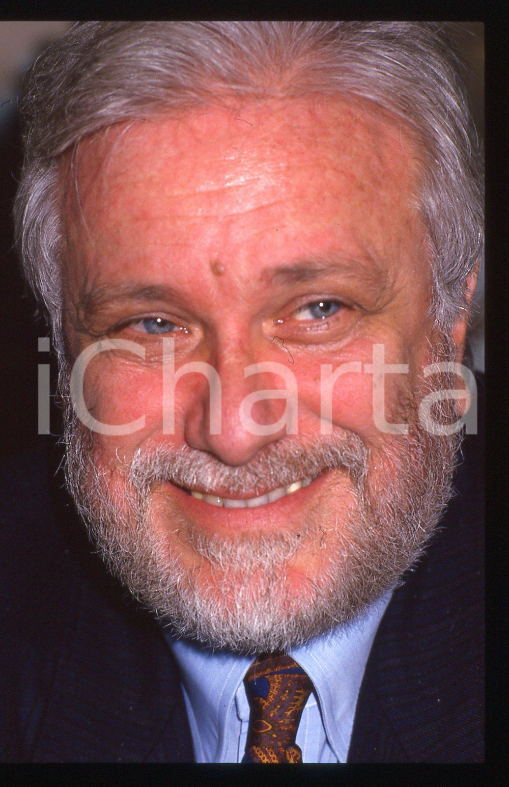 Luciano DE CRESCENZO - COSTUME - 1995 ca 35 mm vintage slide 153 Diapositiva d'epoca, in formato 35 mm.CONDIZIONI: GOODE' severamente vietata la riproduzione. Tutti i diritti sono riservati.ICharta mette in vendita, sul negozio eBay e in esclusiva sul sito "icharta" il proprio archivio composto da numerose diapositive e negativi fotografici d'epoca, tutti originali e autentici, che attraversano la storia del costume italiano tra gli la fine degli anni Sessanta e Novanta.Si tratta di uno sguardo inedito sull'attualità, la politica, la vita quotidiana, il gossip e la cultura, che fotografa il cambiamento della nazione in quest'ultimo scorcio del XX secolo. Un'occasione unica per il mercato del collezionismo, che vede finalmente disponibile un archivio eccezionale per vastità, tematiche e condizioni, in un settore (il negativo fotografico e la diapositiva) di assoluta novità e dalle interessanti prospettive di investimento.  GOOD/buono   originale e autentica 1