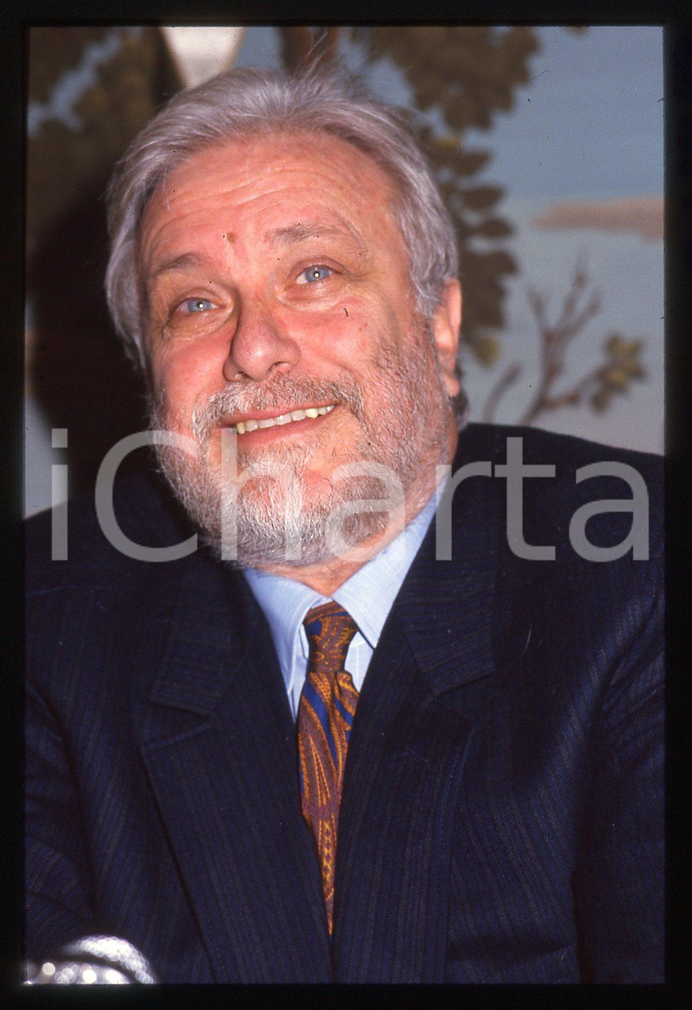 Luciano DE CRESCENZO - COSTUME - 1995 ca 35 mm vintage slide 154 Diapositiva d'epoca, in formato 35 mm.CONDIZIONI: GOODE' severamente vietata la riproduzione. Tutti i diritti sono riservati.ICharta mette in vendita, sul negozio eBay e in esclusiva sul sito "icharta" il proprio archivio composto da numerose diapositive e negativi fotografici d'epoca, tutti originali e autentici, che attraversano la storia del costume italiano tra gli la fine degli anni Sessanta e Novanta.Si tratta di uno sguardo inedito sull'attualità, la politica, la vita quotidiana, il gossip e la cultura, che fotografa il cambiamento della nazione in quest'ultimo scorcio del XX secolo. Un'occasione unica per il mercato del collezionismo, che vede finalmente disponibile un archivio eccezionale per vastità, tematiche e condizioni, in un settore (il negativo fotografico e la diapositiva) di assoluta novità e dalle interessanti prospettive di investimento.  GOOD/buono   originale e autentica 1