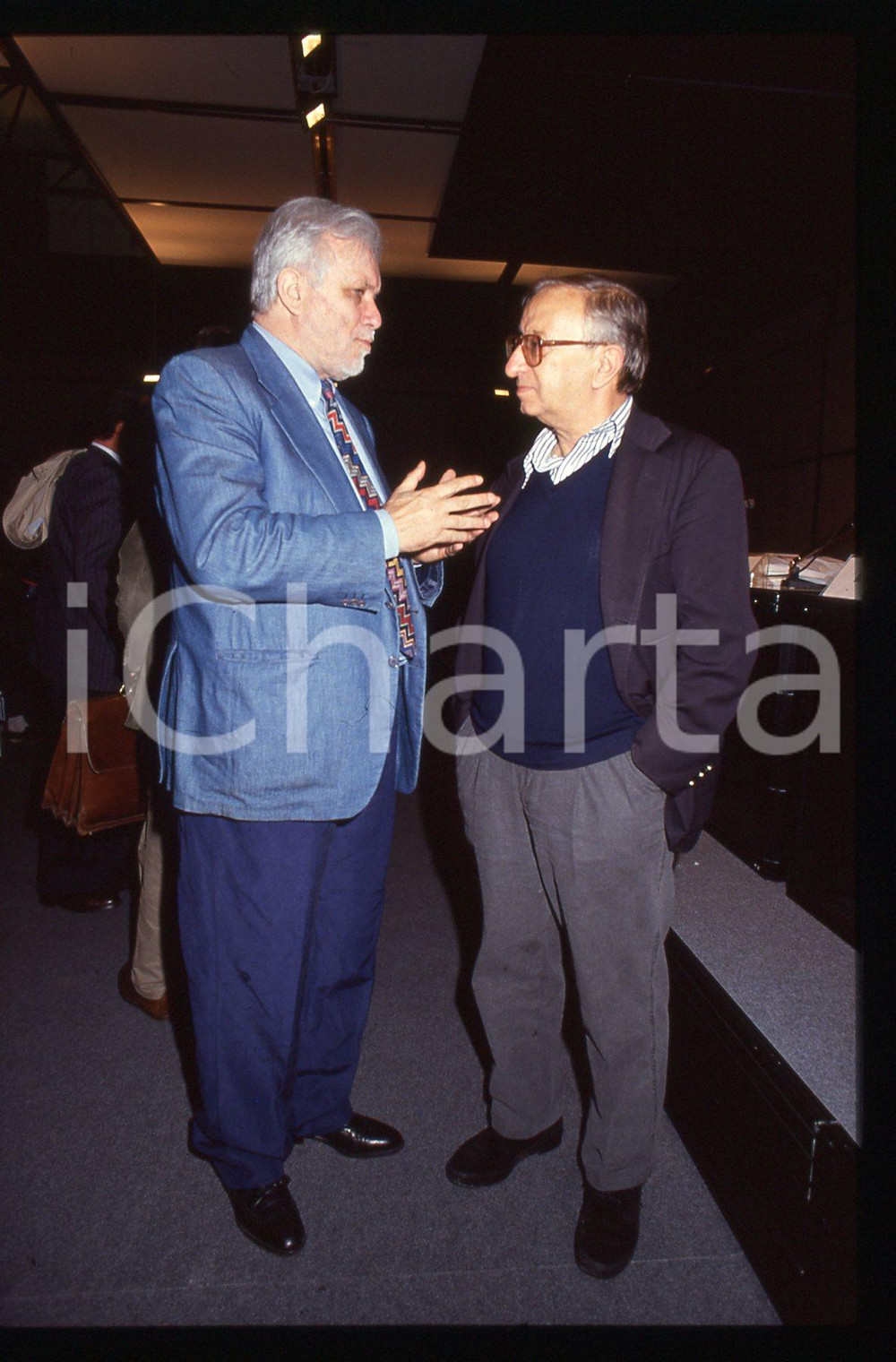 Luciano DE CRESCENZO Beniamino PLACIDO - 1995 ca 35 mm vintage slide 156 Diapositiva d'epoca, in formato 35 mm.CONDIZIONI: GOODE' severamente vietata la riproduzione. Tutti i diritti sono riservati.ICharta mette in vendita, sul negozio eBay e in esclusiva sul sito "icharta" il proprio archivio composto da numerose diapositive e negativi fotografici d'epoca, tutti originali e autentici, che attraversano la storia del costume italiano tra gli la fine degli anni Sessanta e Novanta.Si tratta di uno sguardo inedito sull'attualità, la politica, la vita quotidiana, il gossip e la cultura, che fotografa il cambiamento della nazione in quest'ultimo scorcio del XX secolo. Un'occasione unica per il mercato del collezionismo, che vede finalmente disponibile un archivio eccezionale per vastità, tematiche e condizioni, in un settore (il negativo fotografico e la diapositiva) di assoluta novità e dalle interessanti prospettive di investimento.  GOOD/buono   originale e autentica 1