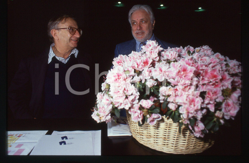 Luciano DE CRESCENZO Beniamino PLACIDO 1995 ca 35 mm vintage slide 158 Diapositiva d'epoca, in formato 35 mm.CONDIZIONI: GOODE' severamente vietata la riproduzione. Tutti i diritti sono riservati.ICharta mette in vendita, sul negozio eBay e in esclusiva sul sito "icharta" il proprio archivio composto da numerose diapositive e negativi fotografici d'epoca, tutti originali e autentici, che attraversano la storia del costume italiano tra gli la fine degli anni Sessanta e Novanta.Si tratta di uno sguardo inedito sull'attualità, la politica, la vita quotidiana, il gossip e la cultura, che fotografa il cambiamento della nazione in quest'ultimo scorcio del XX secolo. Un'occasione unica per il mercato del collezionismo, che vede finalmente disponibile un archivio eccezionale per vastità, tematiche e condizioni, in un settore (il negativo fotografico e la diapositiva) di assoluta novità e dalle interessanti prospettive di investimento.  GOOD/buono   originale e autentica 1