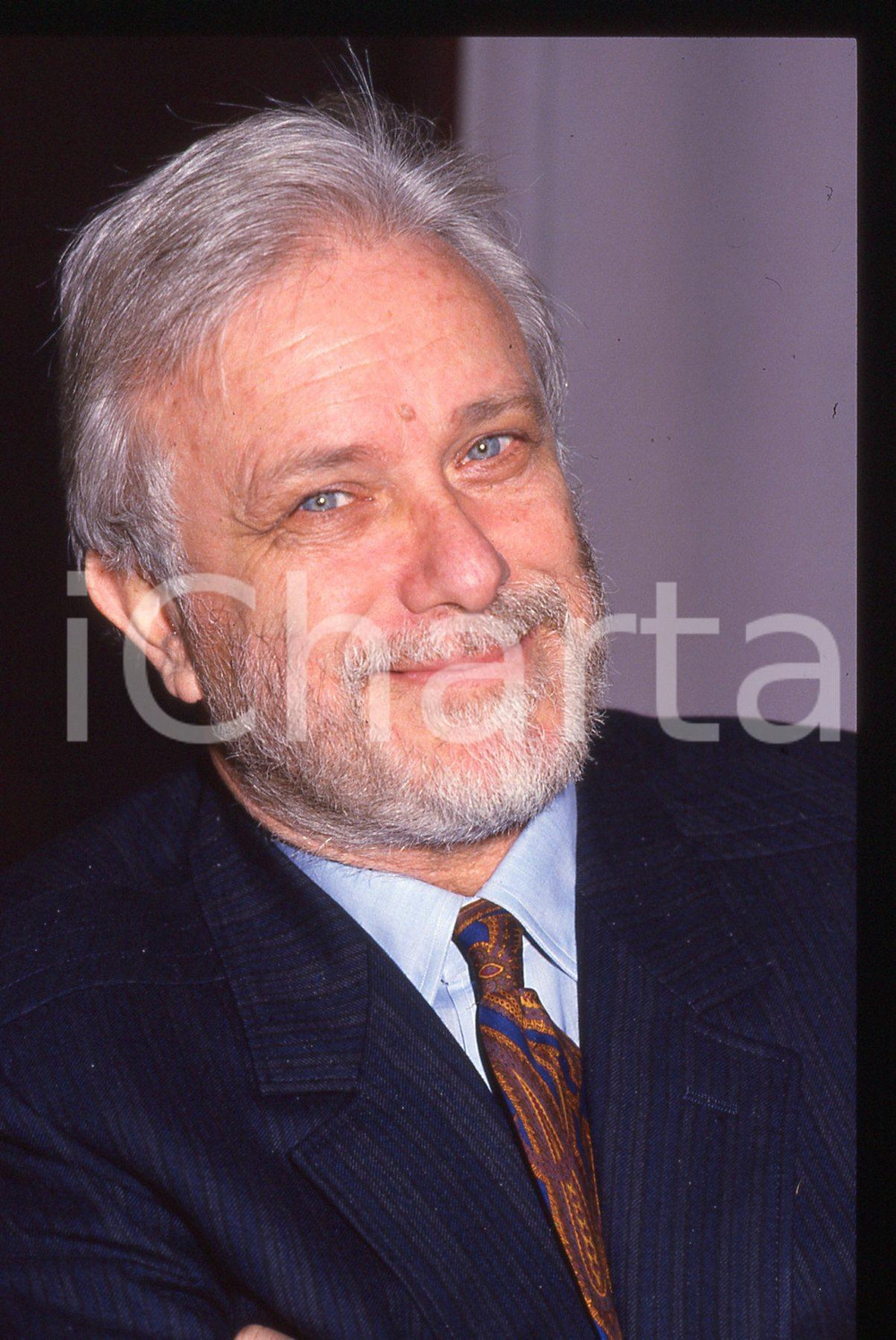 Luciano DE CRESCENZO - COSTUME - 1995 ca 35 mm vintage slide 160 Diapositiva d'epoca, in formato 35 mm.CONDIZIONI: GOODE' severamente vietata la riproduzione. Tutti i diritti sono riservati. ICharta mette in vendita, sul negozio eBay e in esclusiva sul sito "icharta" il proprio archivio composto da numerose diapositive e negativi fotografici d'epoca, tutti originali e autentici, che attraversano la storia del costume italiano tra gli la fine degli anni Sessanta e Novanta.Si tratta di uno sguardo inedito sull'attualità, la politica, la vita quotidiana, il gossip e la cultura, che fotografa il cambiamento della nazione in quest'ultimo scorcio del XX secolo. Un'occasione unica per il mercato del collezionismo, che vede finalmente disponibile un archivio eccezionale per vastità, tematiche e condizioni, in un settore (il negativo fotografico e la diapositiva) di assoluta novità e dalle interessanti prospettive di investimento.  GOOD/buono   originale e autentica 1