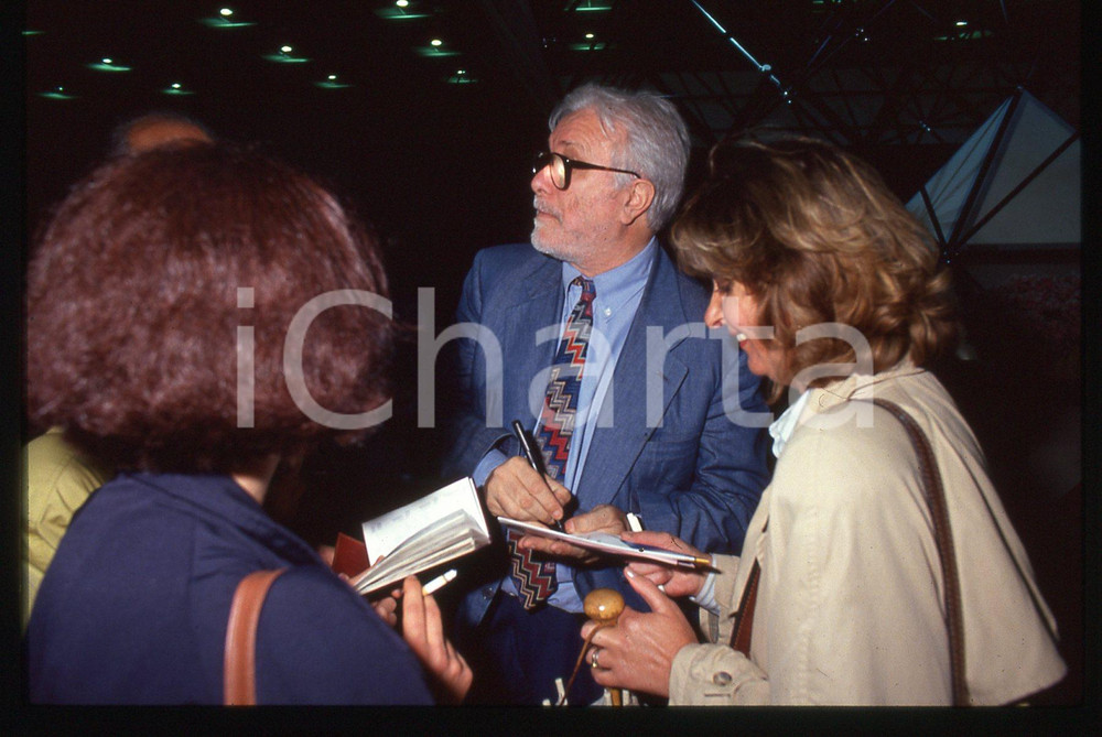 Luciano DE CRESCENZO - COSTUME - 1995 ca 35 mm vintage slide 161 Diapositiva d'epoca, in formato 35 mm.CONDIZIONI: GOODE' severamente vietata la riproduzione. Tutti i diritti sono riservati.Nella diapositiva ICharta mette in vendita, sul negozio eBay e in esclusiva sul sito "icharta" il proprio archivio composto da numerose diapositive e negativi fotografici d'epoca, tutti originali e autentici, che attraversano la storia del costume italiano tra gli la fine degli anni Sessanta e Novanta.Si tratta di uno sguardo inedito sull'attualit&agrave;, la politica, la vita quotidiana, il gossip e la cultura, che fotografa il cambiamento della nazione in quest'ultimo scorcio del XX secolo. Un'occasione unica per il mercato del collezionismo, che vede finalmente disponibile un archivio eccezionale per vastit&agrave;, tematiche e condizioni, in un settore (il negativo fotografico e la diapositiva) di assoluta novit&agrave; e dalle interessanti prospettive di investimento.  GOOD/buono   originale e autentica 1