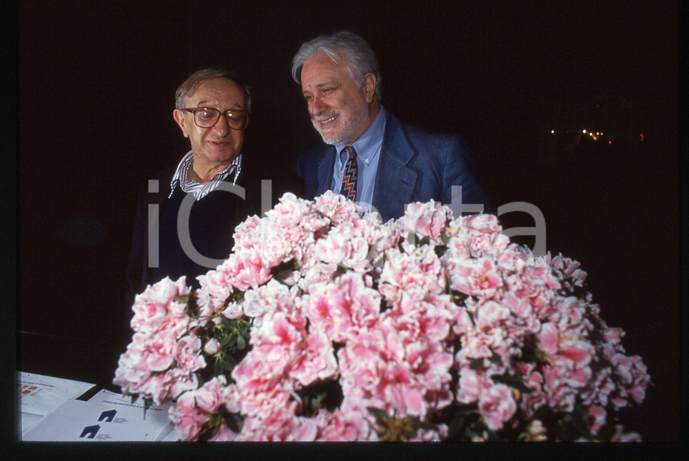 Luciano DE CRESCENZO Beniamino PLACIDO - 1995 ca 35 mm vintage slide 162 Diapositiva d'epoca, in formato 35 mm.CONDIZIONI: GOODE' severamente vietata la riproduzione. Tutti i diritti sono riservati.ICharta mette in vendita, sul negozio eBay e in esclusiva sul sito "icharta" il proprio archivio composto da numerose diapositive e negativi fotografici d'epoca, tutti originali e autentici, che attraversano la storia del costume italiano tra gli la fine degli anni Sessanta e Novanta.Si tratta di uno sguardo inedito sull'attualità, la politica, la vita quotidiana, il gossip e la cultura, che fotografa il cambiamento della nazione in quest'ultimo scorcio del XX secolo. Un'occasione unica per il mercato del collezionismo, che vede finalmente disponibile un archivio eccezionale per vastità, tematiche e condizioni, in un settore (il negativo fotografico e la diapositiva) di assoluta novità e dalle interessanti prospettive di investimento.  GOOD/buono   originale e autentica 1