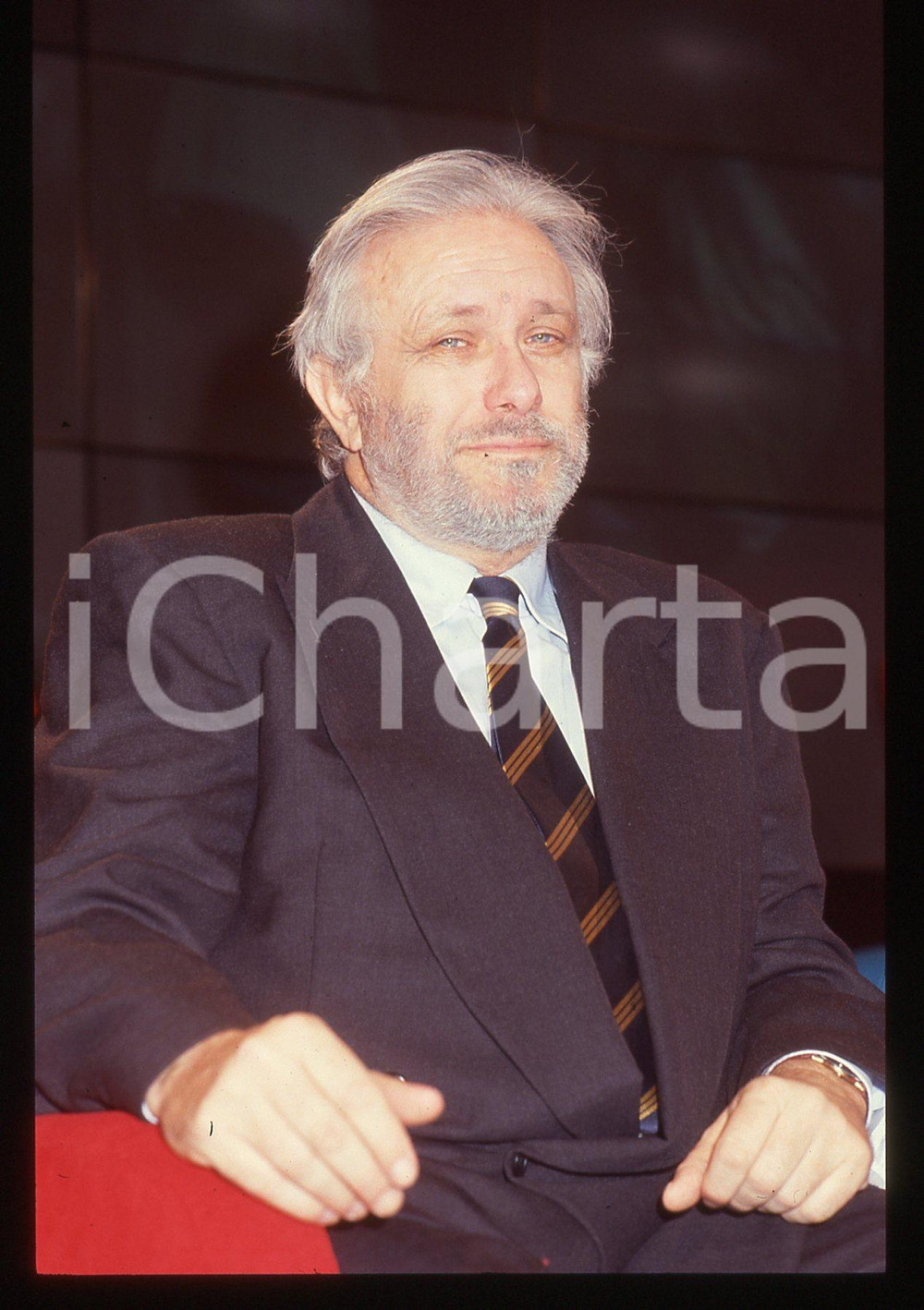 Luciano DE CRESCENZO - COSTUME - 1995 ca 35 mm vintage slide 166 Diapositiva d'epoca, in formato 35 mm.CONDIZIONI: GOODE' severamente vietata la riproduzione. Tutti i diritti sono riservati.ICharta mette in vendita, sul negozio eBay e in esclusiva sul sito "icharta" il proprio archivio composto da numerose diapositive e negativi fotografici d'epoca, tutti originali e autentici, che attraversano la storia del costume italiano tra gli la fine degli anni Sessanta e Novanta.Si tratta di uno sguardo inedito sull'attualità, la politica, la vita quotidiana, il gossip e la cultura, che fotografa il cambiamento della nazione in quest'ultimo scorcio del XX secolo. Un'occasione unica per il mercato del collezionismo, che vede finalmente disponibile un archivio eccezionale per vastità, tematiche e condizioni, in un settore (il negativo fotografico e la diapositiva) di assoluta novità e dalle interessanti prospettive di investimento.  GOOD/buono   originale e autentica 1