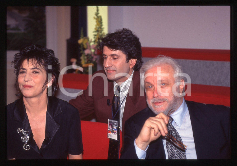 Luciano DE CRESCENZO Serena DANDINI FESTIVAL SANREMO 1995 35 mm vintage slide Nella diapositiva è inoltre presente Gianni Ippoliti.Diapositiva d'epoca, in formato 35 mm.CONDIZIONI: GOODE' severamente vietata la riproduzione. Tutti i diritti sono riservati.ICharta mette in vendita, sul negozio eBay e in esclusiva sul sito "icharta" il proprio archivio composto da numerose diapositive e negativi fotografici d'epoca, tutti originali e autentici, che attraversano la storia del costume italiano tra gli la fine degli anni Sessanta e Novanta.Si tratta di uno sguardo inedito sull'attualità, la politica, la vita quotidiana, il gossip e la cultura, che fotografa il cambiamento della nazione in quest'ultimo scorcio del XX secolo. Un'occasione unica per il mercato del collezionismo, che vede finalmente disponibile un archivio eccezionale per vastità, tematiche e condizioni, in un settore (il negativo fotografico e la diapositiva) di assoluta novità e dalle interessanti prospettive di investimento.  GOOD/buono   originale e autentica 1