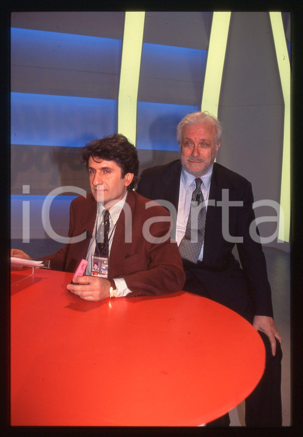 Luciano DE CRESCENZO Gianni IPPOLITI FESTIVAL SANREMO 1995 35 mm vintage slide 2 Diapositiva d'epoca, in formato 35 mm.CONDIZIONI: GOODE' severamente vietata la riproduzione. Tutti i diritti sono riservati.ICharta mette in vendita, sul negozio eBay e in esclusiva sul sito "icharta" il proprio archivio composto da numerose diapositive e negativi fotografici d'epoca, tutti originali e autentici, che attraversano la storia del costume italiano tra gli la fine degli anni Sessanta e Novanta.Si tratta di uno sguardo inedito sull'attualità, la politica, la vita quotidiana, il gossip e la cultura, che fotografa il cambiamento della nazione in quest'ultimo scorcio del XX secolo. Un'occasione unica per il mercato del collezionismo, che vede finalmente disponibile un archivio eccezionale per vastità, tematiche e condizioni, in un settore (il negativo fotografico e la diapositiva) di assoluta novità e dalle interessanti prospettive di investimento.  GOOD/buono   originale e autentica 1