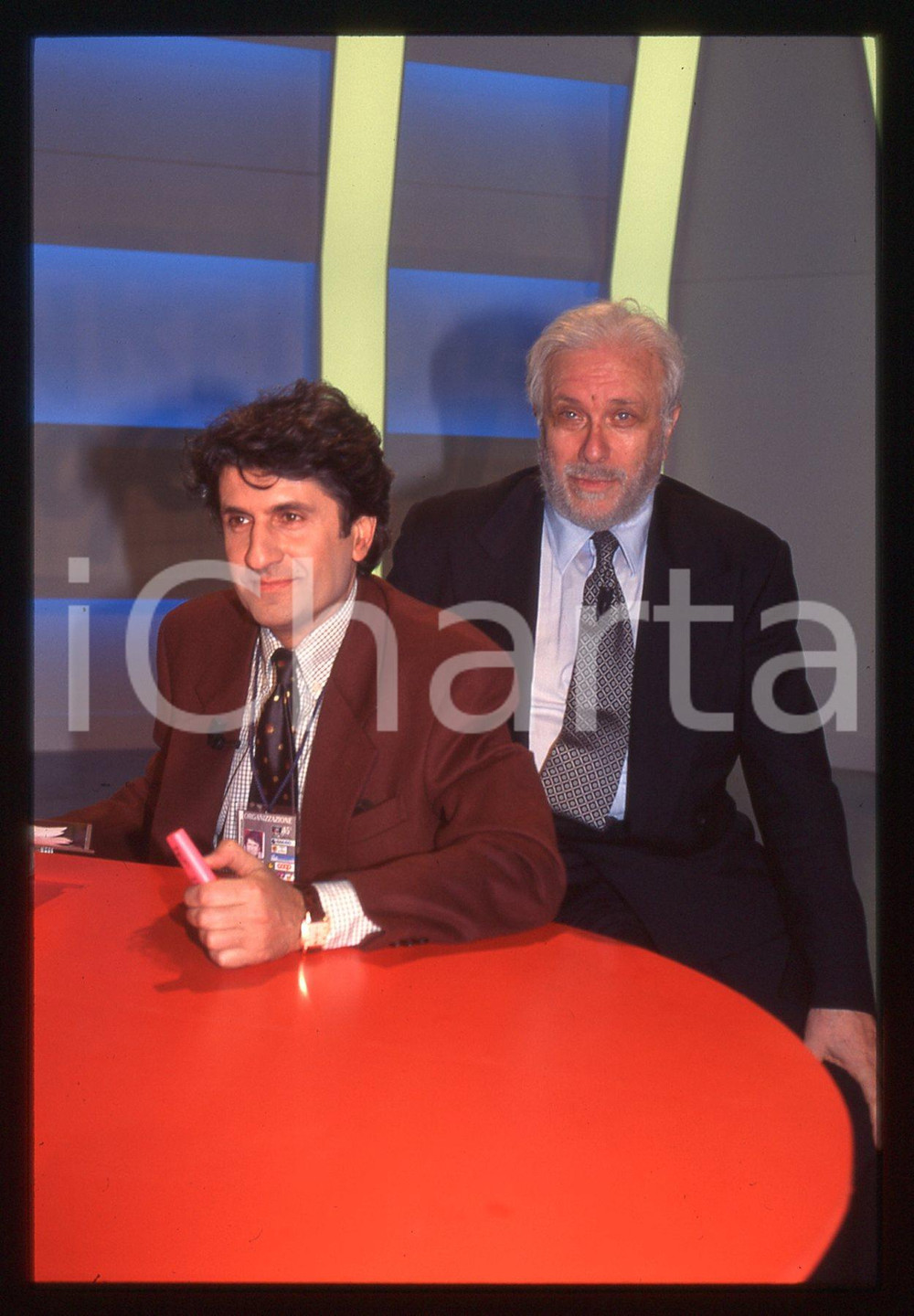 Luciano DE CRESCENZO Gianni IPPOLITI FESTIVAL SANREMO 1995 35 mm vintage slide 3 Diapositiva d'epoca, in formato 35 mm.CONDIZIONI: GOODE' severamente vietata la riproduzione. Tutti i diritti sono riservati.ICharta mette in vendita, sul negozio eBay e in esclusiva sul sito "icharta" il proprio archivio composto da numerose diapositive e negativi fotografici d'epoca, tutti originali e autentici, che attraversano la storia del costume italiano tra gli la fine degli anni Sessanta e Novanta.Si tratta di uno sguardo inedito sull'attualità, la politica, la vita quotidiana, il gossip e la cultura, che fotografa il cambiamento della nazione in quest'ultimo scorcio del XX secolo. Un'occasione unica per il mercato del collezionismo, che vede finalmente disponibile un archivio eccezionale per vastità, tematiche e condizioni, in un settore (il negativo fotografico e la diapositiva) di assoluta novità e dalle interessanti prospettive di investimento.  GOOD/buono   originale e autentica 1