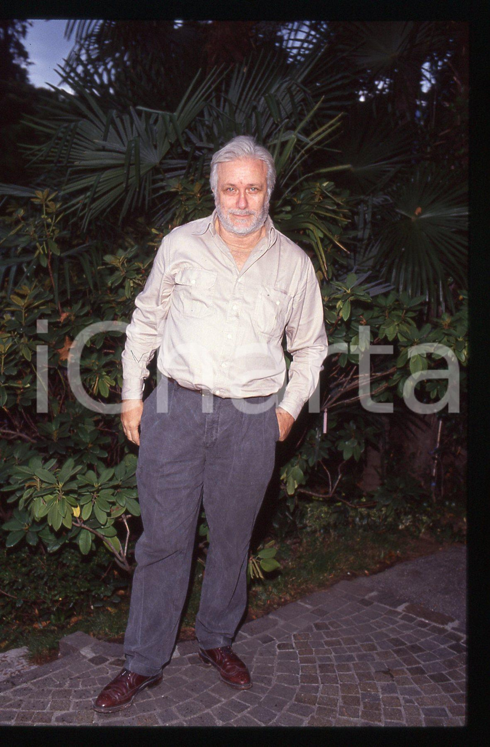 Luciano DE CRESCENZO - FESTIVAL CINEMA VENEZIA - 1990 ca 35 mm vintage slide 81 Diapositiva d'epoca, in formato 35 mm.CONDIZIONI: GOODE' severamente vietata la riproduzione. Tutti i diritti sono riservati.ICharta mette in vendita, sul negozio eBay e in esclusiva sul sito "icharta" il proprio archivio composto da numerose diapositive e negativi fotografici d'epoca, tutti originali e autentici, che attraversano la storia del costume italiano tra gli la fine degli anni Sessanta e Novanta.Si tratta di uno sguardo inedito sull'attualità, la politica, la vita quotidiana, il gossip e la cultura, che fotografa il cambiamento della nazione in quest'ultimo scorcio del XX secolo. Un'occasione unica per il mercato del collezionismo, che vede finalmente disponibile un archivio eccezionale per vastità, tematiche e condizioni, in un settore (il negativo fotografico e la diapositiva) di assoluta novità e dalle interessanti prospettive di investimento.  GOOD/buono   originale e autentica 1