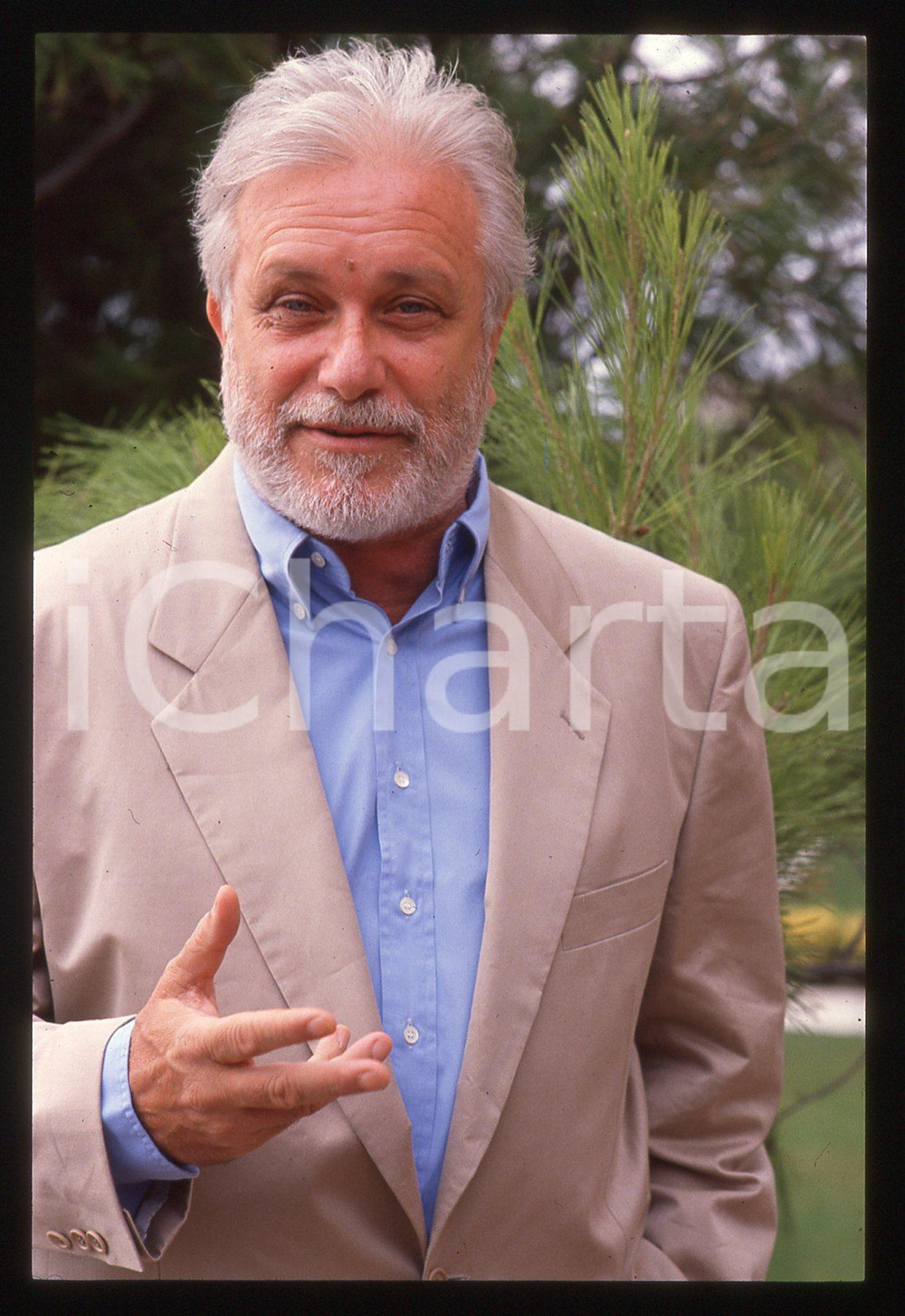 Luciano DE CRESCENZO - FESTIVAL CINEMA VENEZIA - 1990 ca 35 mm vintage slide 82 Diapositiva d'epoca, in formato 35 mm.CONDIZIONI: GOODE' severamente vietata la riproduzione. Tutti i diritti sono riservati. ICharta mette in vendita, sul negozio eBay e in esclusiva sul sito "icharta" il proprio archivio composto da numerose diapositive e negativi fotografici d'epoca, tutti originali e autentici, che attraversano la storia del costume italiano tra gli la fine degli anni Sessanta e Novanta.Si tratta di uno sguardo inedito sull'attualità, la politica, la vita quotidiana, il gossip e la cultura, che fotografa il cambiamento della nazione in quest'ultimo scorcio del XX secolo. Un'occasione unica per il mercato del collezionismo, che vede finalmente disponibile un archivio eccezionale per vastità, tematiche e condizioni, in un settore (il negativo fotografico e la diapositiva) di assoluta novità e dalle interessanti prospettive di investimento.  GOOD/buono   originale e autentica 1