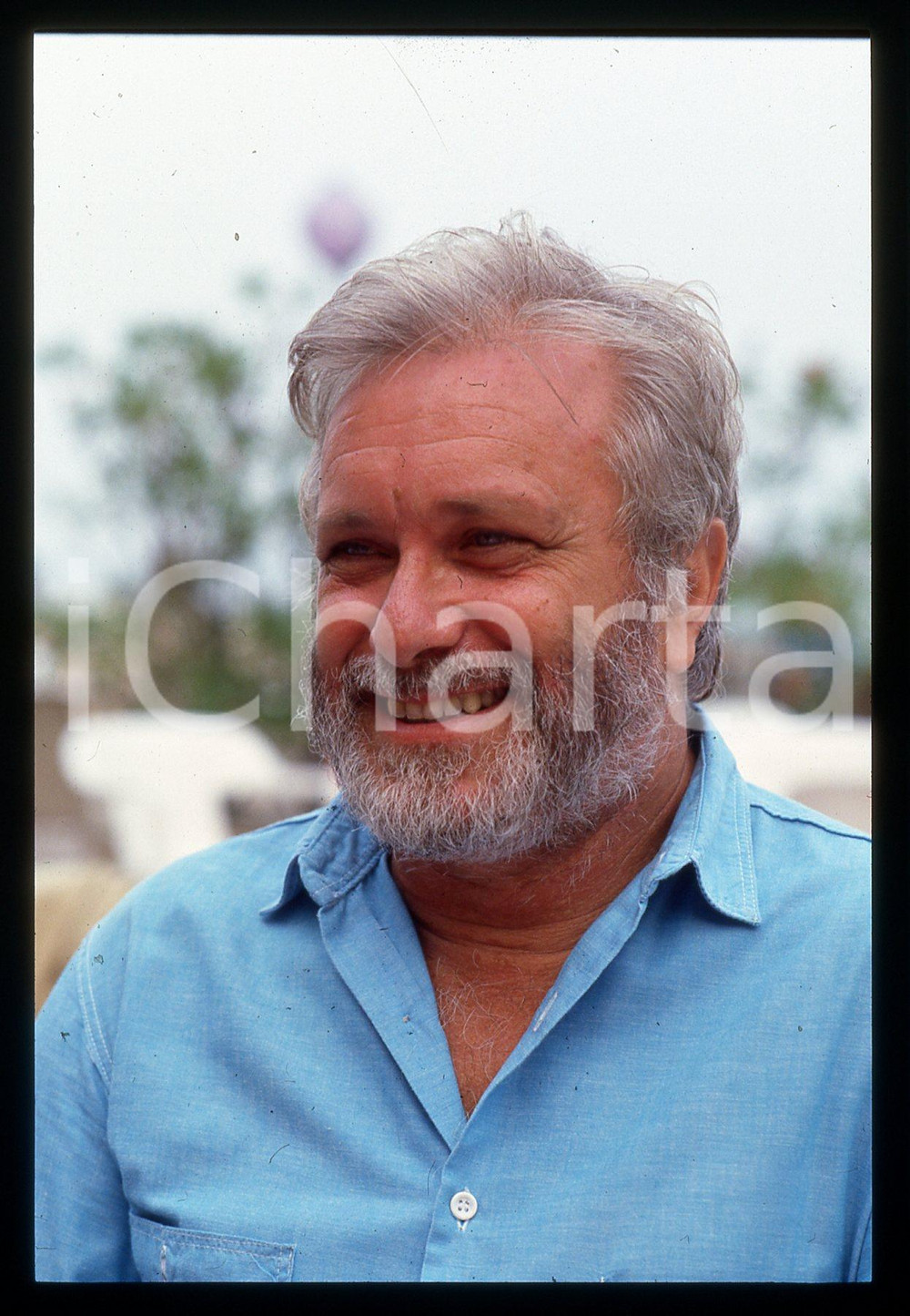 Luciano DE CRESCENZO - FESTIVAL CINEMA VENEZIA - 1990 ca 35 mm vintage slide 83 Diapositiva d'epoca, in formato 35 mm.CONDIZIONI: GOODE' severamente vietata la riproduzione. Tutti i diritti sono riservati.ICharta mette in vendita, sul negozio eBay e in esclusiva sul sito "icharta" il proprio archivio composto da numerose diapositive e negativi fotografici d'epoca, tutti originali e autentici, che attraversano la storia del costume italiano tra gli la fine degli anni Sessanta e Novanta.Si tratta di uno sguardo inedito sull'attualità, la politica, la vita quotidiana, il gossip e la cultura, che fotografa il cambiamento della nazione in quest'ultimo scorcio del XX secolo. Un'occasione unica per il mercato del collezionismo, che vede finalmente disponibile un archivio eccezionale per vastità, tematiche e condizioni, in un settore (il negativo fotografico e la diapositiva) di assoluta novità e dalle interessanti prospettive di investimento.  GOOD/buono   originale e autentica 1