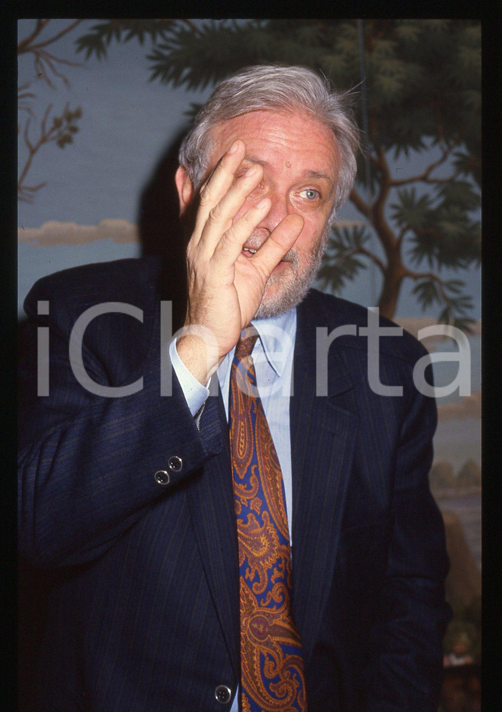Luciano DE CRESCENZO - COSTUME - 1995 ca 35 mm vintage slide 168 Diapositiva d'epoca, in formato 35 mm.CONDIZIONI: GOODE' severamente vietata la riproduzione. Tutti i diritti sono riservati.ICharta mette in vendita, sul negozio eBay e in esclusiva sul sito "icharta" il proprio archivio composto da numerose diapositive e negativi fotografici d'epoca, tutti originali e autentici, che attraversano la storia del costume italiano tra gli la fine degli anni Sessanta e Novanta.Si tratta di uno sguardo inedito sull'attualità, la politica, la vita quotidiana, il gossip e la cultura, che fotografa il cambiamento della nazione in quest'ultimo scorcio del XX secolo. Un'occasione unica per il mercato del collezionismo, che vede finalmente disponibile un archivio eccezionale per vastità, tematiche e condizioni, in un settore (il negativo fotografico e la diapositiva) di assoluta novità e dalle interessanti prospettive di investimento.  GOOD/buono   originale e autentica 1