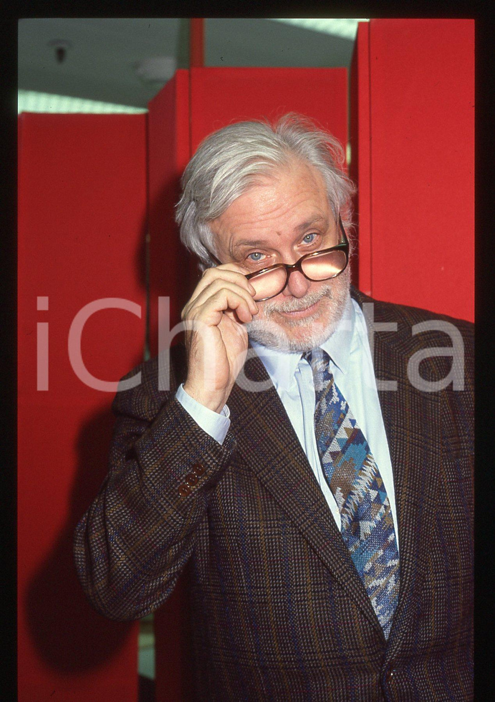 Luciano DE CRESCENZO - COSTUME - 1995 ca 35 mm vintage slide 169 Diapositiva d'epoca, in formato 35 mm.CONDIZIONI: GOODE' severamente vietata la riproduzione. Tutti i diritti sono riservati.ICharta mette in vendita, sul negozio eBay e in esclusiva sul sito "icharta" il proprio archivio composto da numerose diapositive e negativi fotografici d'epoca, tutti originali e autentici, che attraversano la storia del costume italiano tra gli la fine degli anni Sessanta e Novanta.Si tratta di uno sguardo inedito sull'attualità, la politica, la vita quotidiana, il gossip e la cultura, che fotografa il cambiamento della nazione in quest'ultimo scorcio del XX secolo. Un'occasione unica per il mercato del collezionismo, che vede finalmente disponibile un archivio eccezionale per vastità, tematiche e condizioni, in un settore (il negativo fotografico e la diapositiva) di assoluta novità e dalle interessanti prospettive di investimento.  GOOD/buono   originale e autentica 1