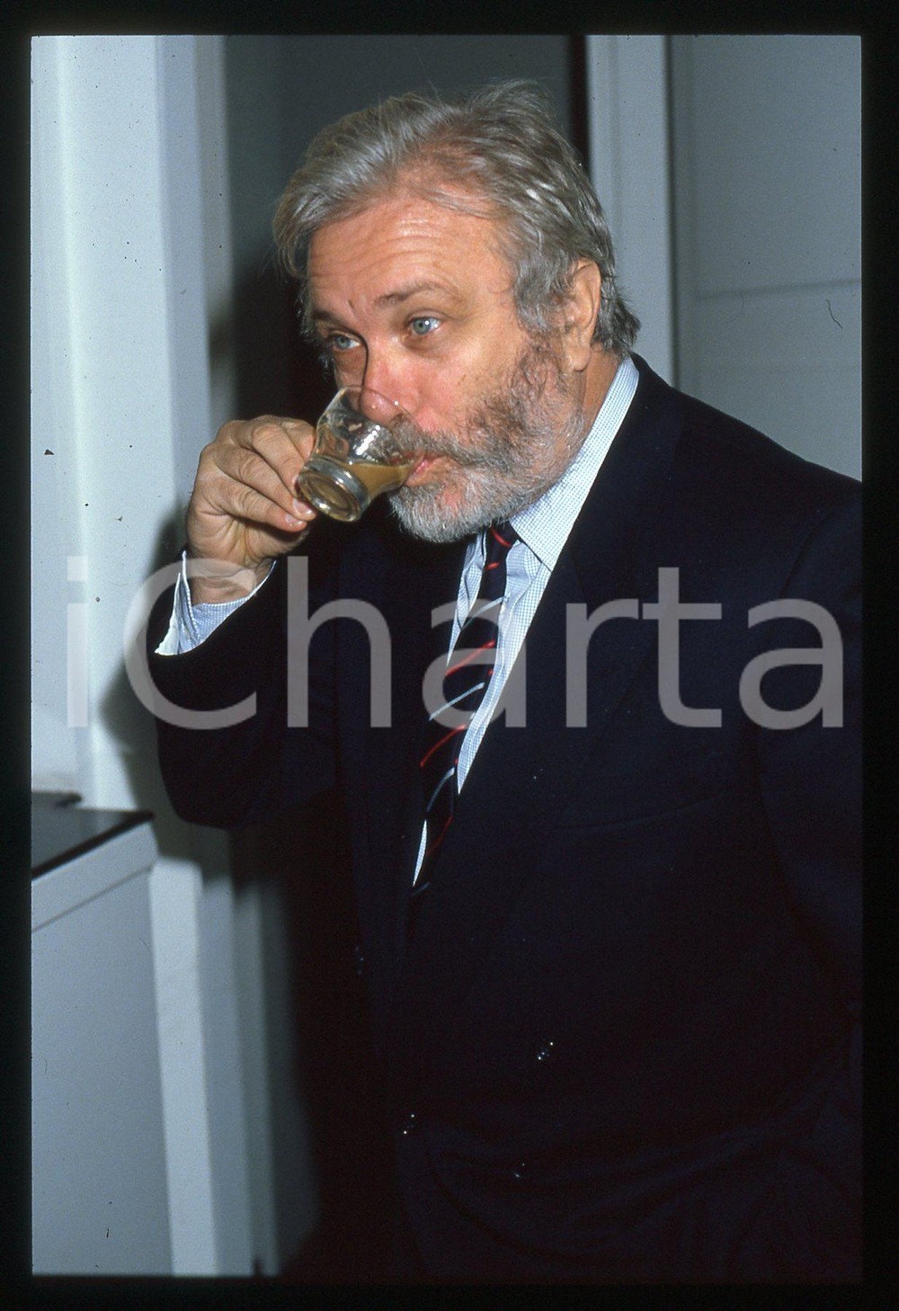 Luciano DE CRESCENZO beve un caffè - 1995 ca 35 mm vintage slide 170 Diapositiva d'epoca, in formato 35 mm.CONDIZIONI: GOODE' severamente vietata la riproduzione. Tutti i diritti sono riservati.ICharta mette in vendita, sul negozio eBay e in esclusiva sul sito "icharta" il proprio archivio composto da numerose diapositive e negativi fotografici d'epoca, tutti originali e autentici, che attraversano la storia del costume italiano tra gli la fine degli anni Sessanta e Novanta.Si tratta di uno sguardo inedito sull'attualità, la politica, la vita quotidiana, il gossip e la cultura, che fotografa il cambiamento della nazione in quest'ultimo scorcio del XX secolo. Un'occasione unica per il mercato del collezionismo, che vede finalmente disponibile un archivio eccezionale per vastità, tematiche e condizioni, in un settore (il negativo fotografico e la diapositiva) di assoluta novità e dalle interessanti prospettive di investimento.  GOOD/buono   originale e autentica 1