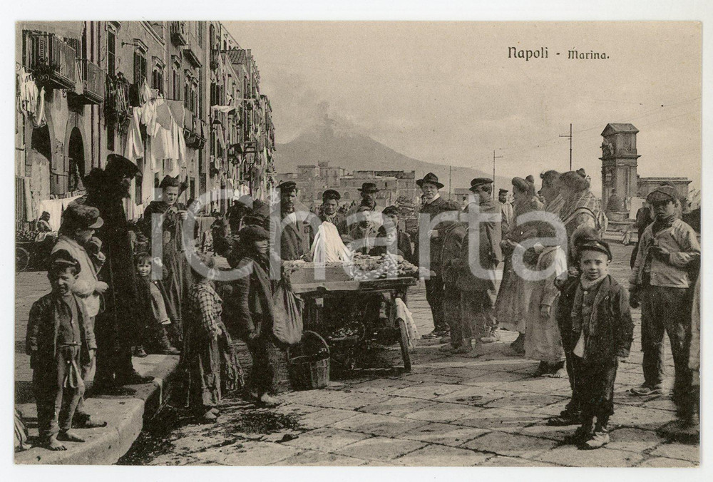 1920 ca NAPOLI Marina - Scugnizzi attorno a un carretto - Cartolina ANIMATA FP  Cartolina postale d'epoca, non viaggiata.CONDIZIONI: GFORMATO: FP    originale e autentica 1