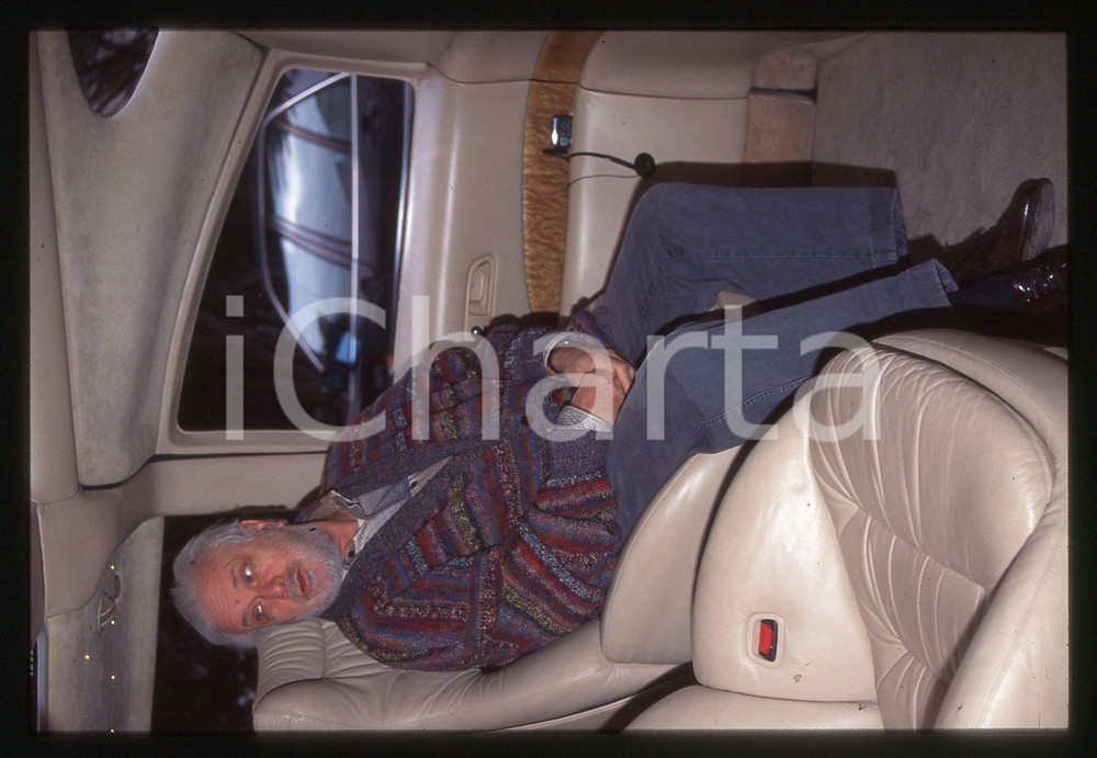 Luciano DE CRESCENZO - COSTUME - 1995 ca 35 mm vintage slide 171 Diapositiva d'epoca, in formato 35 mm.CONDIZIONI: GOODE' severamente vietata la riproduzione. Tutti i diritti sono riservati.ICharta mette in vendita, sul negozio eBay e in esclusiva sul sito "icharta" il proprio archivio composto da numerose diapositive e negativi fotografici d'epoca, tutti originali e autentici, che attraversano la storia del costume italiano tra gli la fine degli anni Sessanta e Novanta.Si tratta di uno sguardo inedito sull'attualità, la politica, la vita quotidiana, il gossip e la cultura, che fotografa il cambiamento della nazione in quest'ultimo scorcio del XX secolo. Un'occasione unica per il mercato del collezionismo, che vede finalmente disponibile un archivio eccezionale per vastità, tematiche e condizioni, in un settore (il negativo fotografico e la diapositiva) di assoluta novità e dalle interessanti prospettive di investimento.  GOOD/buono   originale e autentica 1