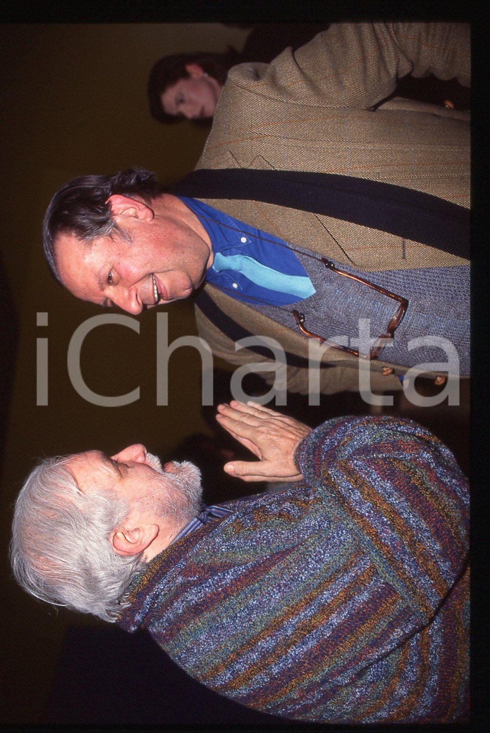 Luciano DE CRESCENZO e Tinto BRASS - 1995 ca 35 mm vintage slide 2 Diapositiva d'epoca, in formato 35 mm.CONDIZIONI: GOODE' severamente vietata la riproduzione. Tutti i diritti sono riservati.ICharta mette in vendita, sul negozio eBay e in esclusiva sul sito "icharta" il proprio archivio composto da numerose diapositive e negativi fotografici d'epoca, tutti originali e autentici, che attraversano la storia del costume italiano tra gli la fine degli anni Sessanta e Novanta.Si tratta di uno sguardo inedito sull'attualità, la politica, la vita quotidiana, il gossip e la cultura, che fotografa il cambiamento della nazione in quest'ultimo scorcio del XX secolo. Un'occasione unica per il mercato del collezionismo, che vede finalmente disponibile un archivio eccezionale per vastità, tematiche e condizioni, in un settore (il negativo fotografico e la diapositiva) di assoluta novità e dalle interessanti prospettive di investimento.  GOOD/buono   originale e autentica 1