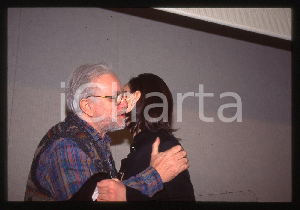 Luciano DE CRESCENZO e Ambra ANGIOLINI - COSTUME - 1990 ca 35 mm vintage slide 2 Diapositiva d'epoca, in formato 35 mm.CONDIZIONI: GOODE' severamente vietata la riproduzione. Tutti i diritti sono riservati. ICharta mette in vendita, sul negozio eBay e in esclusiva sul sito "icharta" il proprio archivio composto da numerose diapositive e negativi fotografici d'epoca, tutti originali e autentici, che attraversano la storia del costume italiano tra gli la fine degli anni Sessanta e Novanta.Si tratta di uno sguardo inedito sull'attualità, la politica, la vita quotidiana, il gossip e la cultura, che fotografa il cambiamento della nazione in quest'ultimo scorcio del XX secolo. Un'occasione unica per il mercato del collezionismo, che vede finalmente disponibile un archivio eccezionale per vastità, tematiche e condizioni, in un settore (il negativo fotografico e la diapositiva) di assoluta novità e dalle interessanti prospettive di investimento.  GOOD/buono   originale e autentica 1