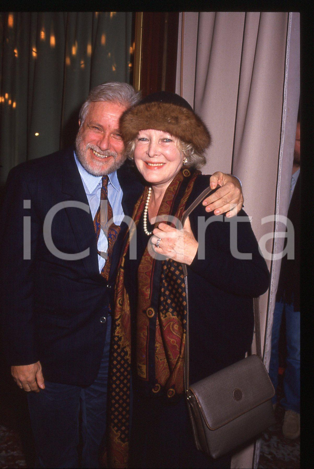 Luciano DE CRESCENZO e Caterina BORATTO - 1995 ca 35 mm vintage slide 5 Diapositiva d'epoca, in formato 35 mm.CONDIZIONI: GOODE' severamente vietata la riproduzione. Tutti i diritti sono riservati.ICharta mette in vendita, sul negozio eBay e in esclusiva sul sito "icharta" il proprio archivio composto da numerose diapositive e negativi fotografici d'epoca, tutti originali e autentici, che attraversano la storia del costume italiano tra gli la fine degli anni Sessanta e Novanta.Si tratta di uno sguardo inedito sull'attualità, la politica, la vita quotidiana, il gossip e la cultura, che fotografa il cambiamento della nazione in quest'ultimo scorcio del XX secolo. Un'occasione unica per il mercato del collezionismo, che vede finalmente disponibile un archivio eccezionale per vastità, tematiche e condizioni, in un settore (il negativo fotografico e la diapositiva) di assoluta novità e dalle interessanti prospettive di investimento.  GOOD/buono   originale e autentica 1