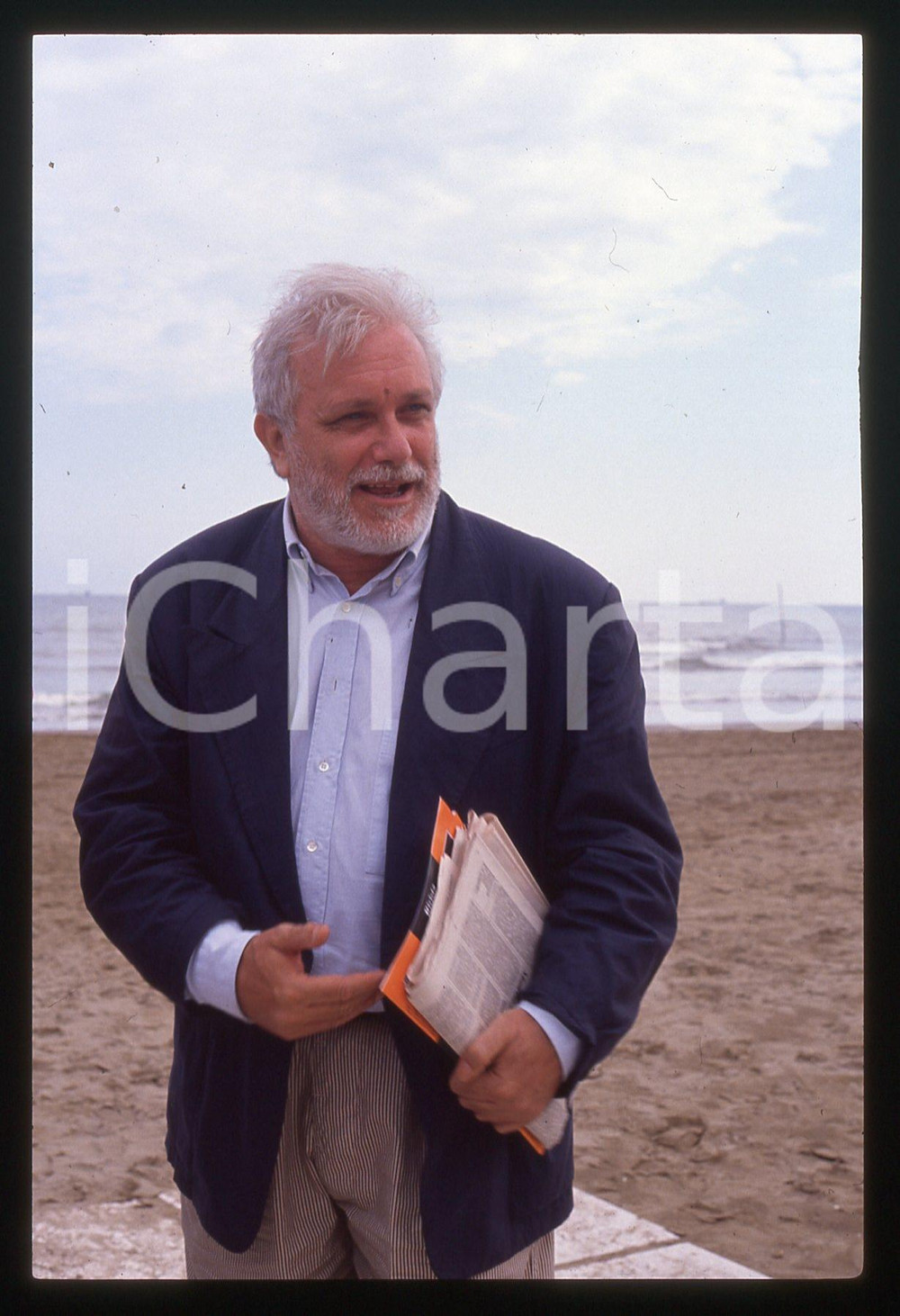 Luciano DE CRESCENZO - FESTIVAL CINEMA VENEZIA - 1990 ca 35 mm vintage slide 85 Diapositiva d'epoca, in formato 35 mm.CONDIZIONI: GOODE' severamente vietata la riproduzione. Tutti i diritti sono riservati.ICharta mette in vendita, sul negozio eBay e in esclusiva sul sito "icharta" il proprio archivio composto da numerose diapositive e negativi fotografici d'epoca, tutti originali e autentici, che attraversano la storia del costume italiano tra gli la fine degli anni Sessanta e Novanta.Si tratta di uno sguardo inedito sull'attualità, la politica, la vita quotidiana, il gossip e la cultura, che fotografa il cambiamento della nazione in quest'ultimo scorcio del XX secolo. Un'occasione unica per il mercato del collezionismo, che vede finalmente disponibile un archivio eccezionale per vastità, tematiche e condizioni, in un settore (il negativo fotografico e la diapositiva) di assoluta novità e dalle interessanti prospettive di investimento.  GOOD/buono   originale e autentica 1