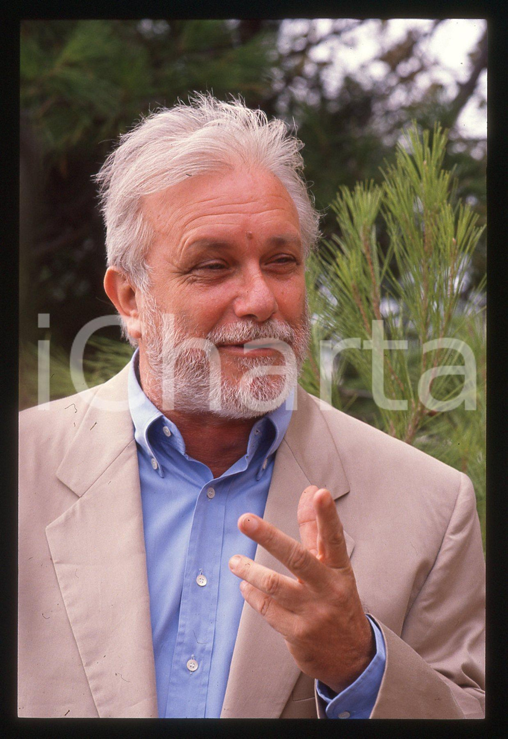 Luciano DE CRESCENZO - FESTIVAL CINEMA VENEZIA - 1990 ca 35 mm vintage slide 86 Diapositiva d'epoca, in formato 35 mm.CONDIZIONI: GOODE' severamente vietata la riproduzione. Tutti i diritti sono riservati.ICharta mette in vendita, sul negozio eBay e in esclusiva sul sito "icharta" il proprio archivio composto da numerose diapositive e negativi fotografici d'epoca, tutti originali e autentici, che attraversano la storia del costume italiano tra gli la fine degli anni Sessanta e Novanta.Si tratta di uno sguardo inedito sull'attualità, la politica, la vita quotidiana, il gossip e la cultura, che fotografa il cambiamento della nazione in quest'ultimo scorcio del XX secolo. Un'occasione unica per il mercato del collezionismo, che vede finalmente disponibile un archivio eccezionale per vastità, tematiche e condizioni, in un settore (il negativo fotografico e la diapositiva) di assoluta novità e dalle interessanti prospettive di investimento.  GOOD/buono   originale e autentica 1