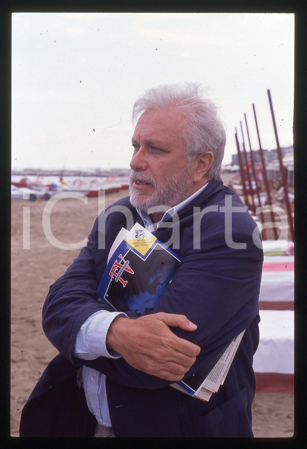 Luciano DE CRESCENZO - FESTIVAL CINEMA VENEZIA - 1990 ca 35 mm vintage slide 88 Diapositiva d'epoca, in formato 35 mm.CONDIZIONI: GOODE' severamente vietata la riproduzione. Tutti i diritti sono riservati.ICharta mette in vendita, sul negozio eBay e in esclusiva sul sito "icharta" il proprio archivio composto da numerose diapositive e negativi fotografici d'epoca, tutti originali e autentici, che attraversano la storia del costume italiano tra gli la fine degli anni Sessanta e Novanta.Si tratta di uno sguardo inedito sull'attualità, la politica, la vita quotidiana, il gossip e la cultura, che fotografa il cambiamento della nazione in quest'ultimo scorcio del XX secolo. Un'occasione unica per il mercato del collezionismo, che vede finalmente disponibile un archivio eccezionale per vastità, tematiche e condizioni, in un settore (il negativo fotografico e la diapositiva) di assoluta novità e dalle interessanti prospettive di investimento.  GOOD/buono   originale e autentica 1