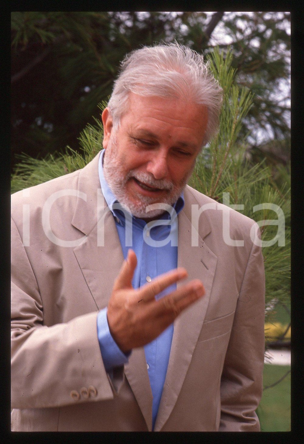 Luciano DE CRESCENZO - FESTIVAL CINEMA VENEZIA - 1990 ca 35 mm vintage slide 89 Diapositiva d'epoca, in formato 35 mm.CONDIZIONI: GOODE' severamente vietata la riproduzione. Tutti i diritti sono riservati.ICharta mette in vendita, sul negozio eBay e in esclusiva sul sito "icharta" il proprio archivio composto da numerose diapositive e negativi fotografici d'epoca, tutti originali e autentici, che attraversano la storia del costume italiano tra gli la fine degli anni Sessanta e Novanta.Si tratta di uno sguardo inedito sull'attualità, la politica, la vita quotidiana, il gossip e la cultura, che fotografa il cambiamento della nazione in quest'ultimo scorcio del XX secolo. Un'occasione unica per il mercato del collezionismo, che vede finalmente disponibile un archivio eccezionale per vastità, tematiche e condizioni, in un settore (il negativo fotografico e la diapositiva) di assoluta novità e dalle interessanti prospettive di investimento.  GOOD/buono   originale e autentica 1