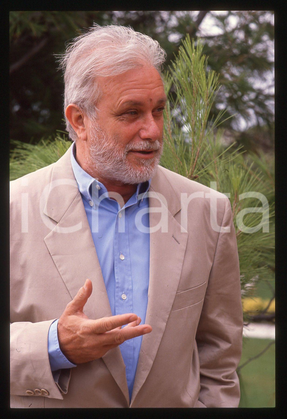 Luciano DE CRESCENZO - FESTIVAL CINEMA VENEZIA - 1990 ca 35 mm vintage slide 90 Diapositiva d'epoca, in formato 35 mm.CONDIZIONI: GOODE' severamente vietata la riproduzione. Tutti i diritti sono riservati.Nella diapositiva ICharta mette in vendita, sul negozio eBay e in esclusiva sul sito "icharta" il proprio archivio composto da numerose diapositive e negativi fotografici d'epoca, tutti originali e autentici, che attraversano la storia del costume italiano tra gli la fine degli anni Sessanta e Novanta.Si tratta di uno sguardo inedito sull'attualit&agrave;, la politica, la vita quotidiana, il gossip e la cultura, che fotografa il cambiamento della nazione in quest'ultimo scorcio del XX secolo. Un'occasione unica per il mercato del collezionismo, che vede finalmente disponibile un archivio eccezionale per vastit&agrave;, tematiche e condizioni, in un settore (il negativo fotografico e la diapositiva) di assoluta novit&agrave; e dalle interessanti prospettive di investimento.  GOOD/buono   originale e autentica 1