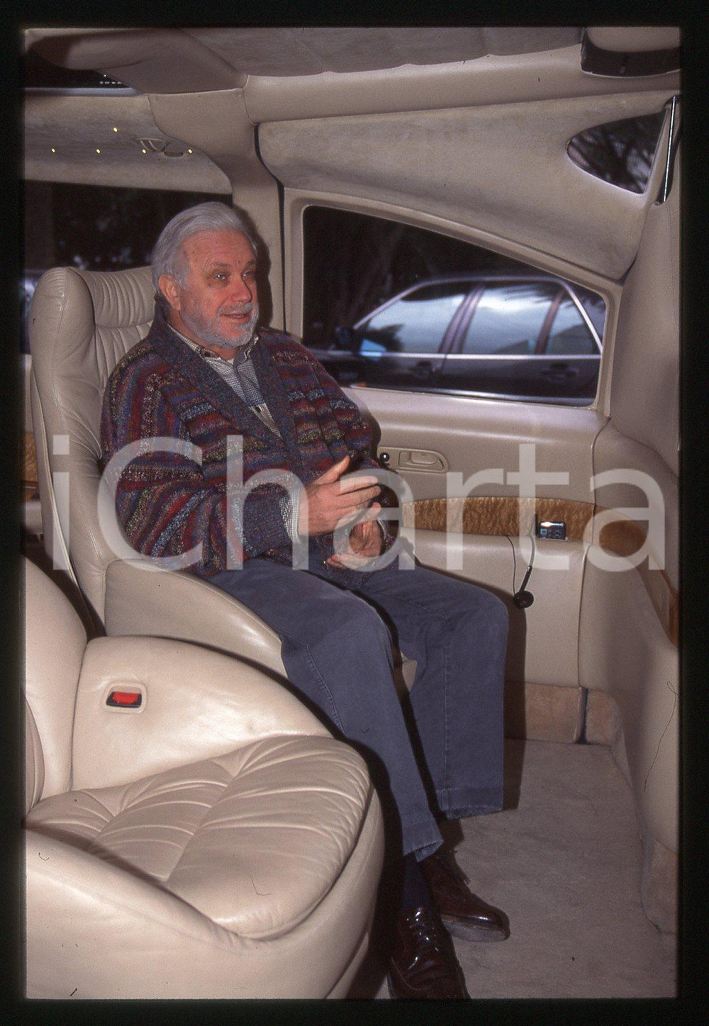 Luciano DE CRESCENZO - COSTUME - 1995 ca 35 mm vintage slide 173 Diapositiva d'epoca, in formato 35 mm.CONDIZIONI: GOODE' severamente vietata la riproduzione. Tutti i diritti sono riservati.ICharta mette in vendita, sul negozio eBay e in esclusiva sul sito "icharta" il proprio archivio composto da numerose diapositive e negativi fotografici d'epoca, tutti originali e autentici, che attraversano la storia del costume italiano tra gli la fine degli anni Sessanta e Novanta.Si tratta di uno sguardo inedito sull'attualità, la politica, la vita quotidiana, il gossip e la cultura, che fotografa il cambiamento della nazione in quest'ultimo scorcio del XX secolo. Un'occasione unica per il mercato del collezionismo, che vede finalmente disponibile un archivio eccezionale per vastità, tematiche e condizioni, in un settore (il negativo fotografico e la diapositiva) di assoluta novità e dalle interessanti prospettive di investimento.  GOOD/buono   originale e autentica 1