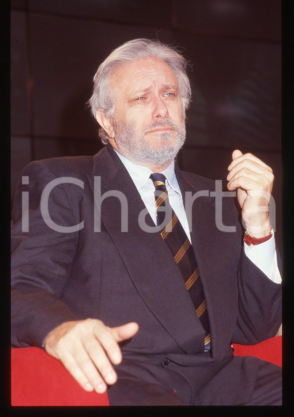 Luciano DE CRESCENZO - COSTUME - 1995 ca 35 mm vintage slide 175 Diapositiva d'epoca, in formato 35 mm.CONDIZIONI: GOODE' severamente vietata la riproduzione. Tutti i diritti sono riservati.ICharta mette in vendita, sul negozio eBay e in esclusiva sul sito "icharta" il proprio archivio composto da numerose diapositive e negativi fotografici d'epoca, tutti originali e autentici, che attraversano la storia del costume italiano tra gli la fine degli anni Sessanta e Novanta.Si tratta di uno sguardo inedito sull'attualità, la politica, la vita quotidiana, il gossip e la cultura, che fotografa il cambiamento della nazione in quest'ultimo scorcio del XX secolo. Un'occasione unica per il mercato del collezionismo, che vede finalmente disponibile un archivio eccezionale per vastità, tematiche e condizioni, in un settore (il negativo fotografico e la diapositiva) di assoluta novità e dalle interessanti prospettive di investimento.  GOOD/buono   originale e autentica 1