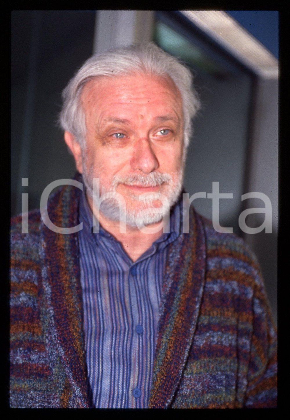 Luciano DE CRESCENZO - COSTUME - 1995 ca 35 mm vintage slide 176 Diapositiva d'epoca, in formato 35 mm.CONDIZIONI: GOODE' severamente vietata la riproduzione. Tutti i diritti sono riservati.ICharta mette in vendita, sul negozio eBay e in esclusiva sul sito "icharta" il proprio archivio composto da numerose diapositive e negativi fotografici d'epoca, tutti originali e autentici, che attraversano la storia del costume italiano tra gli la fine degli anni Sessanta e Novanta.Si tratta di uno sguardo inedito sull'attualità, la politica, la vita quotidiana, il gossip e la cultura, che fotografa il cambiamento della nazione in quest'ultimo scorcio del XX secolo. Un'occasione unica per il mercato del collezionismo, che vede finalmente disponibile un archivio eccezionale per vastità, tematiche e condizioni, in un settore (il negativo fotografico e la diapositiva) di assoluta novità e dalle interessanti prospettive di investimento.  GOOD/buono   originale e autentica 1