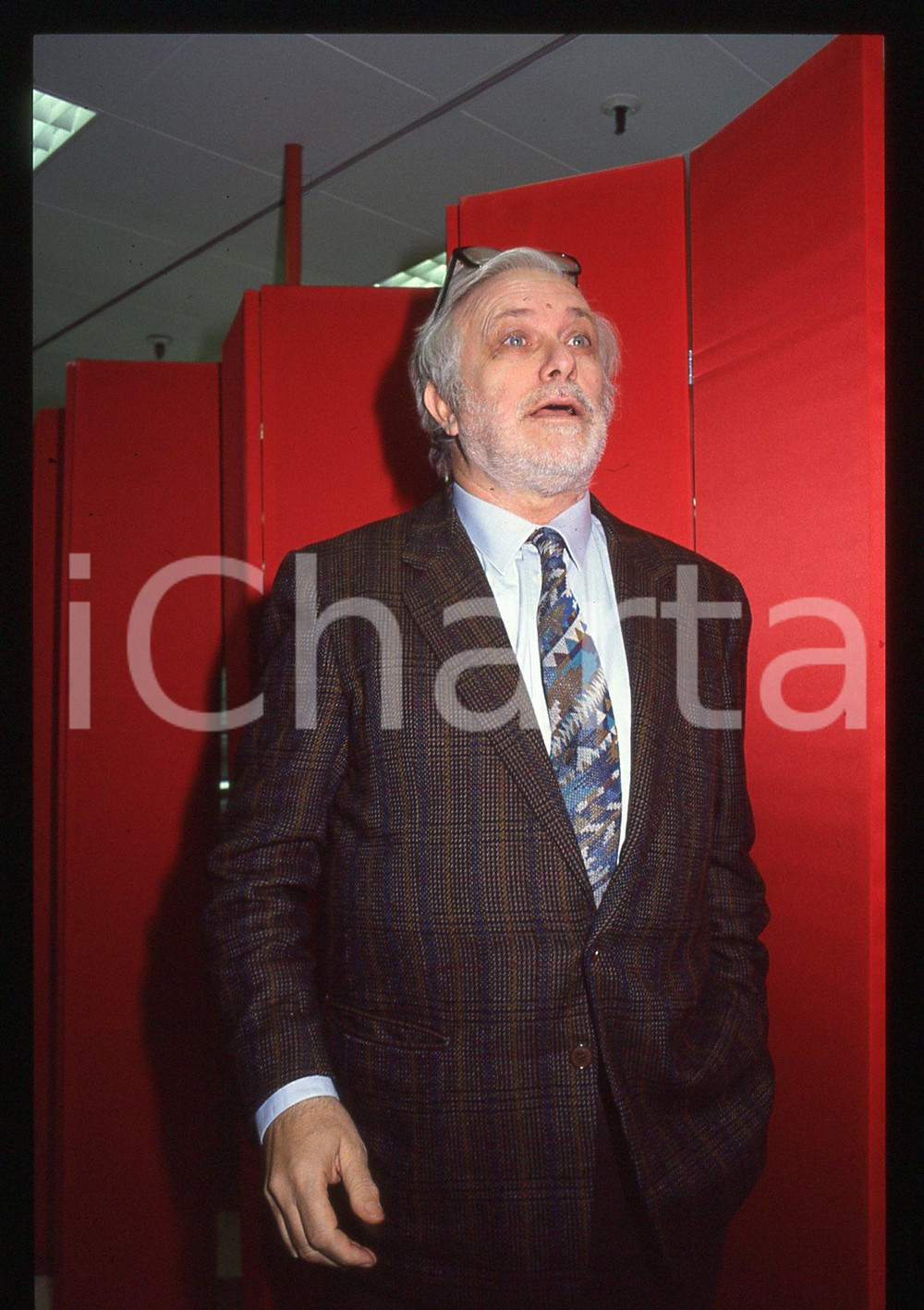 Luciano DE CRESCENZO - COSTUME - 1995 ca 35 mm vintage slide 177 Diapositiva d'epoca, in formato 35 mm.CONDIZIONI: GOODE' severamente vietata la riproduzione. Tutti i diritti sono riservati. ICharta mette in vendita, sul negozio eBay e in esclusiva sul sito "icharta" il proprio archivio composto da numerose diapositive e negativi fotografici d'epoca, tutti originali e autentici, che attraversano la storia del costume italiano tra gli la fine degli anni Sessanta e Novanta.Si tratta di uno sguardo inedito sull'attualità, la politica, la vita quotidiana, il gossip e la cultura, che fotografa il cambiamento della nazione in quest'ultimo scorcio del XX secolo. Un'occasione unica per il mercato del collezionismo, che vede finalmente disponibile un archivio eccezionale per vastità, tematiche e condizioni, in un settore (il negativo fotografico e la diapositiva) di assoluta novità e dalle interessanti prospettive di investimento.  GOOD/buono   originale e autentica 1